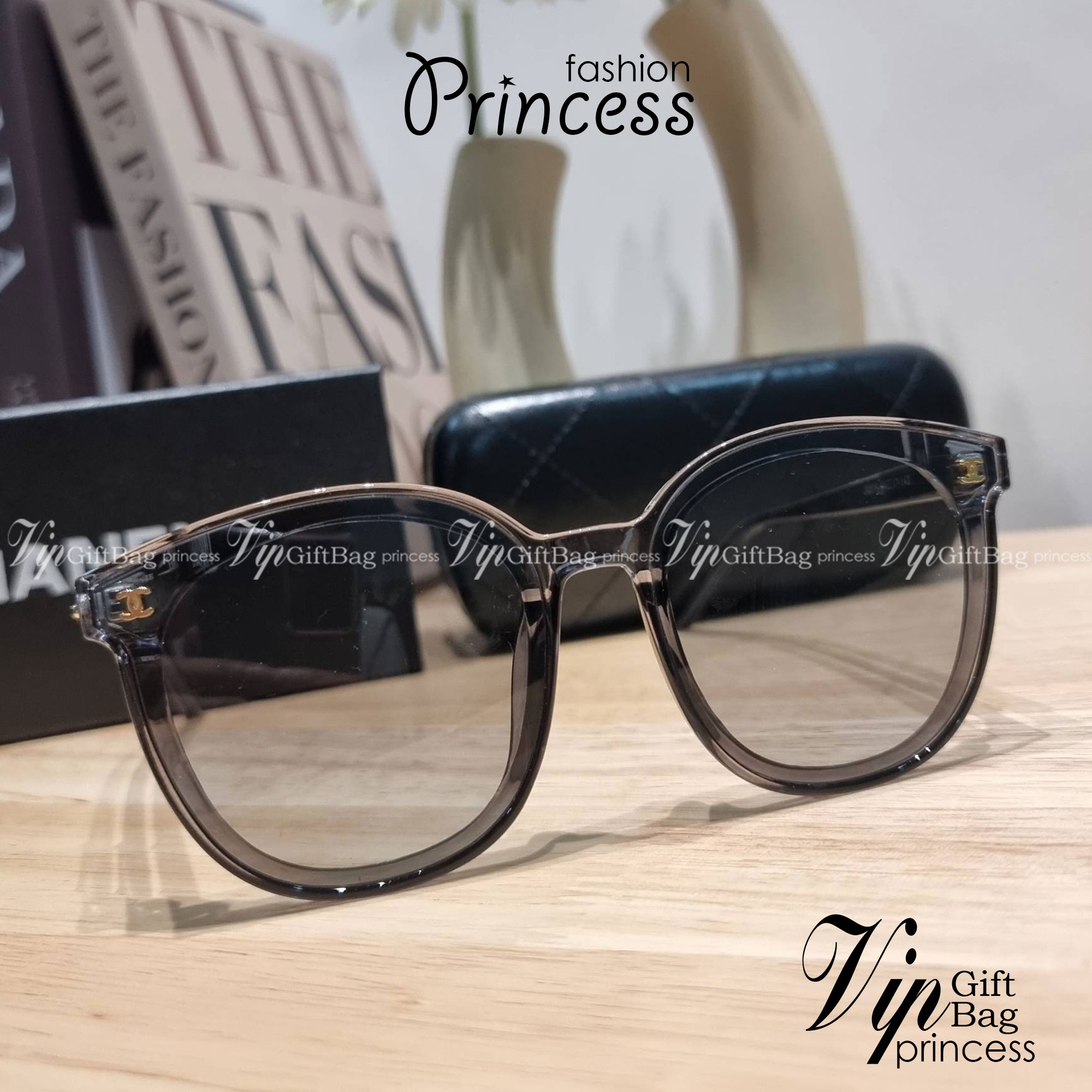 Chanel eye-glasses UV protection gift Box set สุดคุ้ม มาพร้อมอุปกรณ์ครบเซ็ท ดีไซน์ชิคมากแม่!! รับรองไม่ซ้ำใคร ใส่เสริมโหงวเฮ้ง ดูผู้ดี มีพกติดตัวไว้ไม่ตกเทรนด์ ใช้ได้ทุกโอกาส ทุกสถานการณ์ ใส่ที่บ้านถนอมสายตา