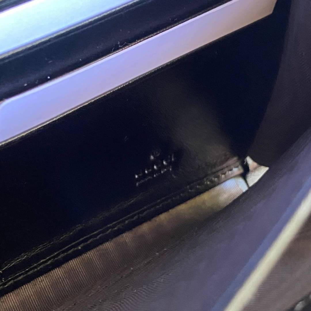 GUCCI Marmont Wallet on chain Leather / GG Marmont Chain Wallet เกรดเทพออริจินอล หนังแท้ งานสวยน่ารักมาก ใส่โทรศัพท์ได้ทุกรุ่น หนังวัวแท้นิ่มมาก ใส่การ์ด ใส่บัตร ได้เยอะมากๆ ฝ่าปิดแบบกระดุมใช้งานง่าย *กระดุมมีโลโก้ Gucci * งานสวยละเอียดยิบย่อยทุกจุด ภาพถ่