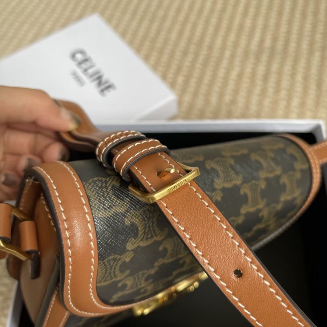 ORI หนังแท้ | CELINE BESACE CLEA IN SHINY LEATHER กระเป๋าสะพายทรงสวย โค้งมนอยู่ทรงพร้อมโลโก้หน้าสีทองสวยหรู Best item ดีไซน์เรียบหรูดูแพง ฮิตสุดในเกาหลี ใช้ได้ทั้งชายหญิง