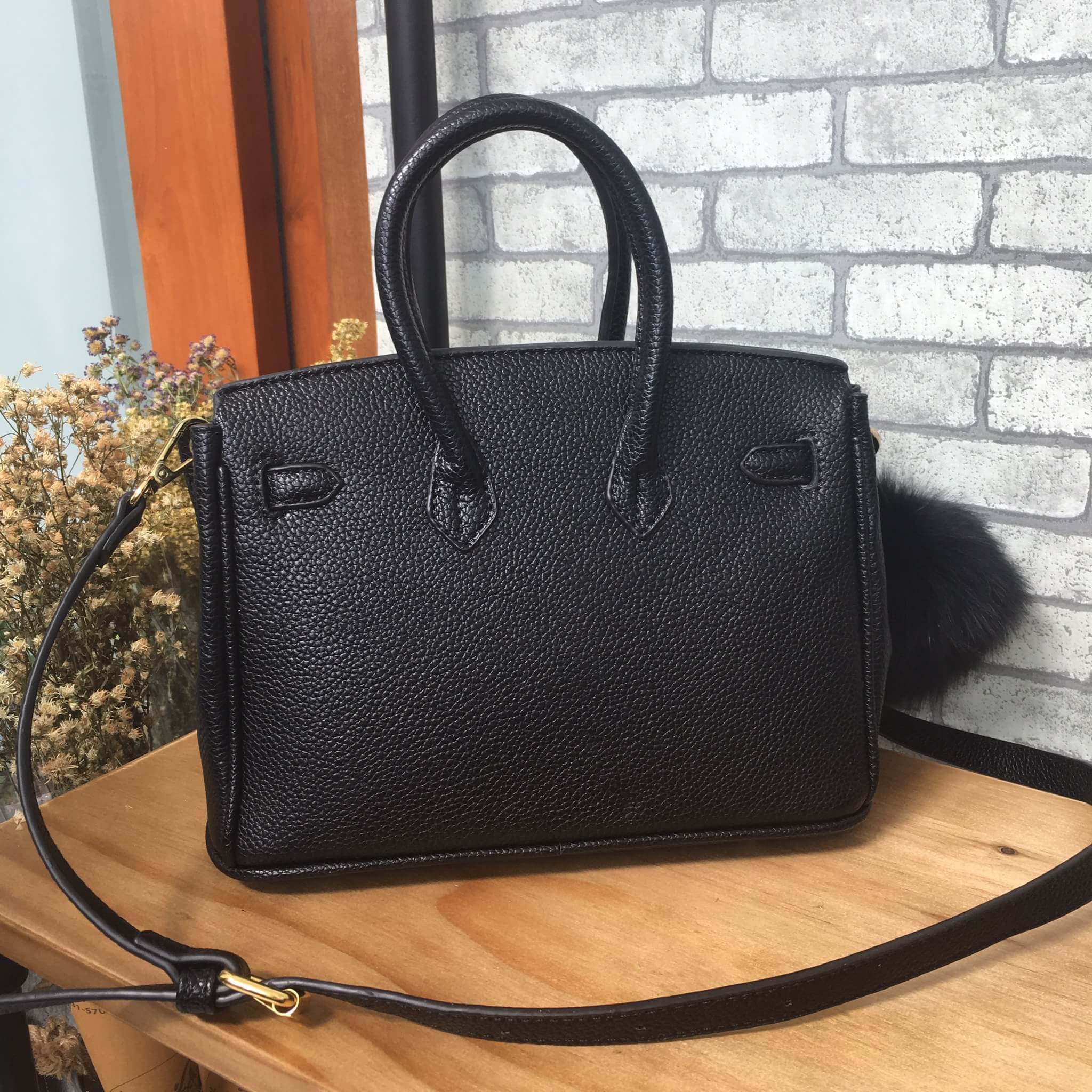 งานแท้ชนช้อป New arrival! ขนาด 10 นิ้ว จากแบรนด์ Berke กระเป๋าทรงสุดฮิต ตัวกระเป๋าหนัง Pu ดูแลรักษาง่าย ลายหนังสวยหรูมากๆคะ น้ำหนักเบา ตัวกระเป๋า ปรับได้ 2 ทรง ทรงรัดสายคาด กับ ถอดออกได้ ภายในบุด้วยหนัง PU เนื้อดี มีช่องใส่ของจุกจิกได้ #ใบจริงสวยมาก