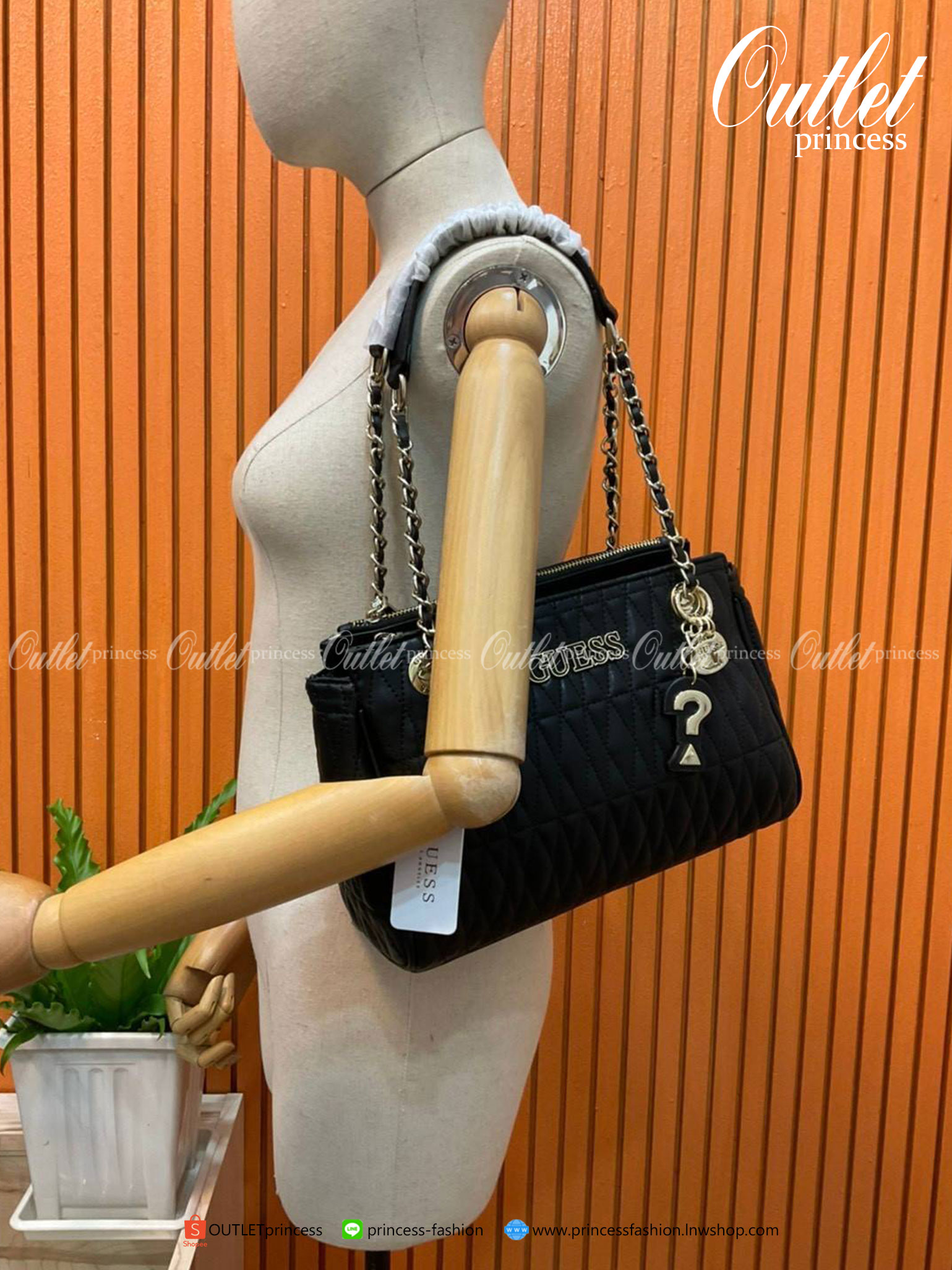 ของแท้ แท้ 100% GUESS CROSSBODY BAG กระเป๋าถือหรือสะพาย ขนาดกำลังดี วัสดุ pu. faux leather หนังนิ่ม นุ่มมาก สวยอยู่ทรง
