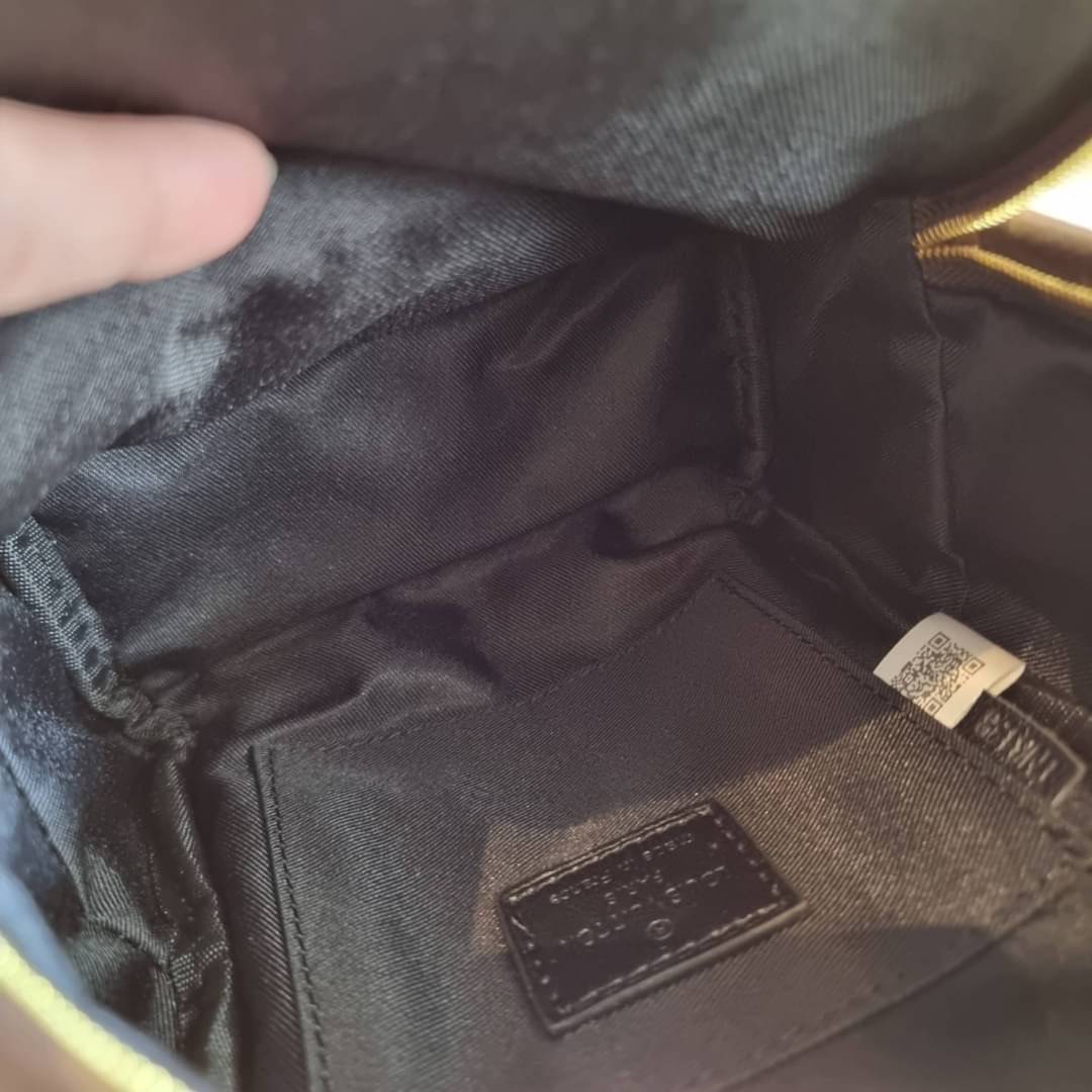 LV Backpack Size Mini | สายสะพายเล็ก ถอดได้ LV palm springs New in!! เข้าแล้วกับไอเท็มยอดฮิต หรูหราพร้อม box set สุดสวย ที่สุดของความคุ้มค่า LV palm springs กระเป๋าแบ็คแพ็ค มาให้เลือก 2 ไซส์ ขายดี วัสดุหนังแคนวาสคุณภาพดี มีช่องซิปแบ่งสัดส่วน ใบเล็กสายวะพา