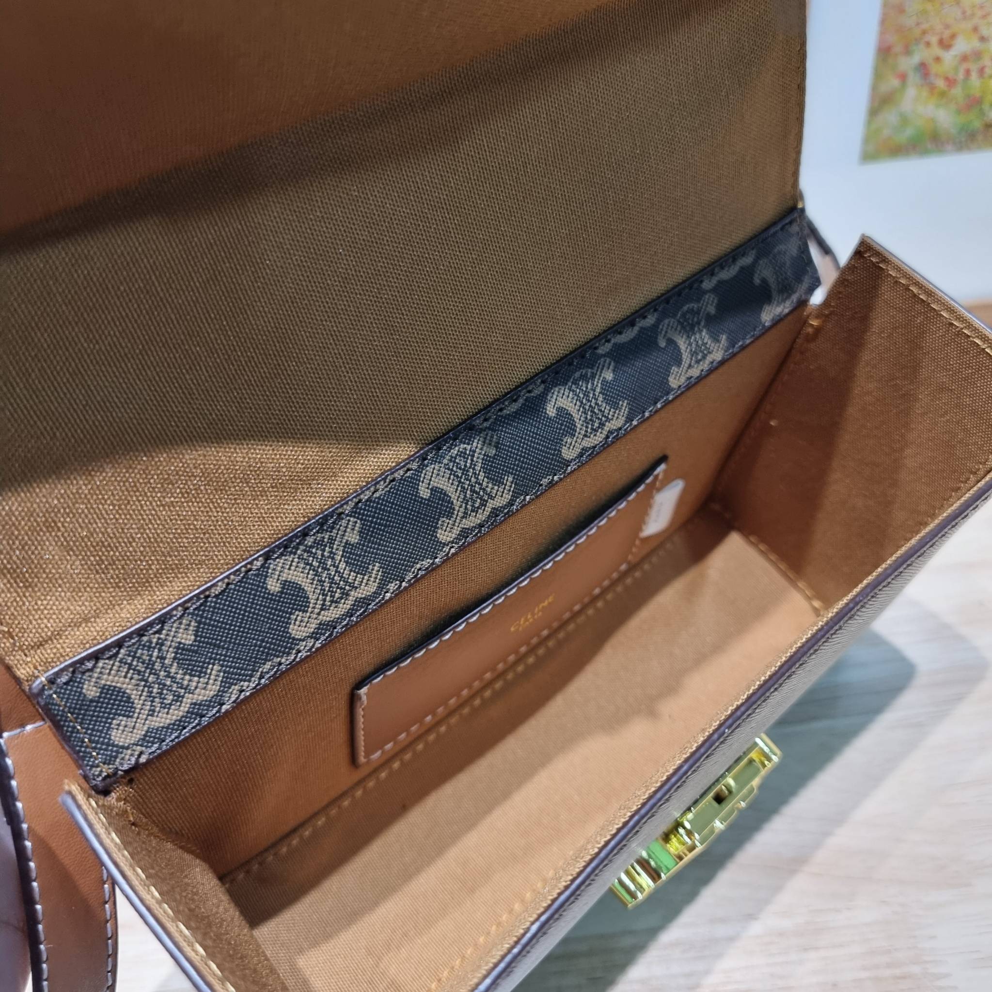 CELINE BOX TRIOMPHE IN TRIOMPHE CANVAS กระเป๋าสะพายสวยอยู่ทรง ดีไซน์เอกลักษณ์ ใช้งานง่ายด้วยอะไหล่กดล็อค วัสดุหนังแคนวาสทนทาน