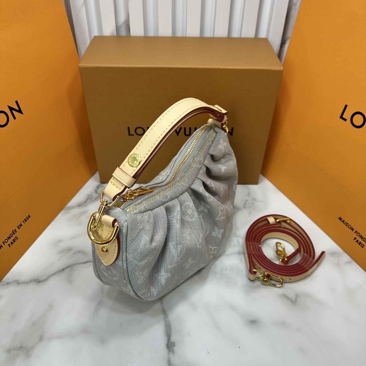 ORI หนังแท้ | LV Pochette Valley bag Grey Denim / LV Hobo Bag กระเป๋าสะพายทรงโฮโบ ปรับลุคใหม่ด้วย Monogram Denim นำเสนอดีไซน์คลาสสิกสไตล์ร่วมสมัย