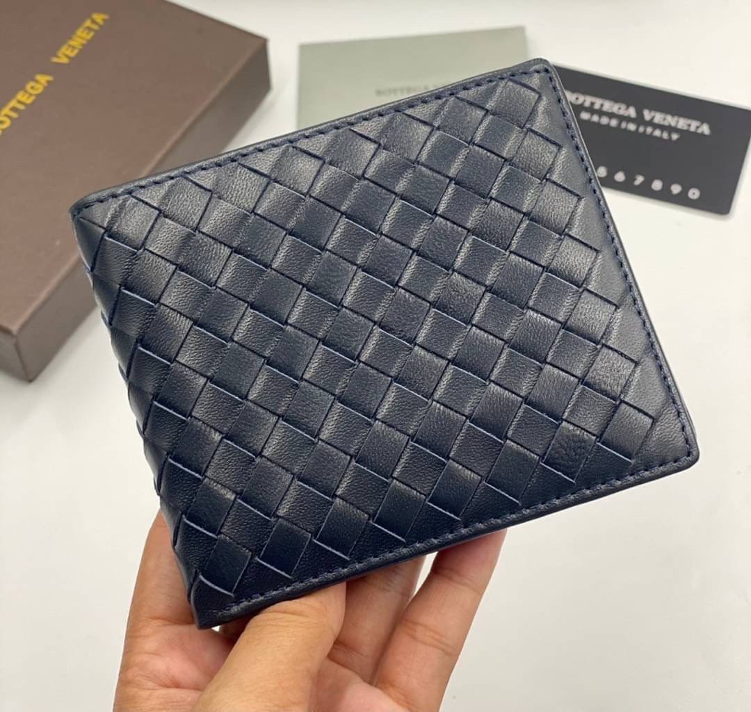 VIP 】หนังแท้ BOTTEGA VENETA WALLET กระเป๋าสตางค์ใบสั้นคุณผู้ชาย รุ่นตามหา มาเท่าไหร่ไม่เคยพอเลยค่า เป็นรุ่นคลาสสิกที่หยิบมาใช้งานได้บ่อยที่สุด งานหนังลูกวัวแท้ทั้งใบสวยมากนะคะ ใช้ทนทานได้นานเลยค่ะ ภาพสินค้าถ่ายจากงานขายจริง พร้อมส่งที่ไทยราคาสุดคุ้มห้ามพล