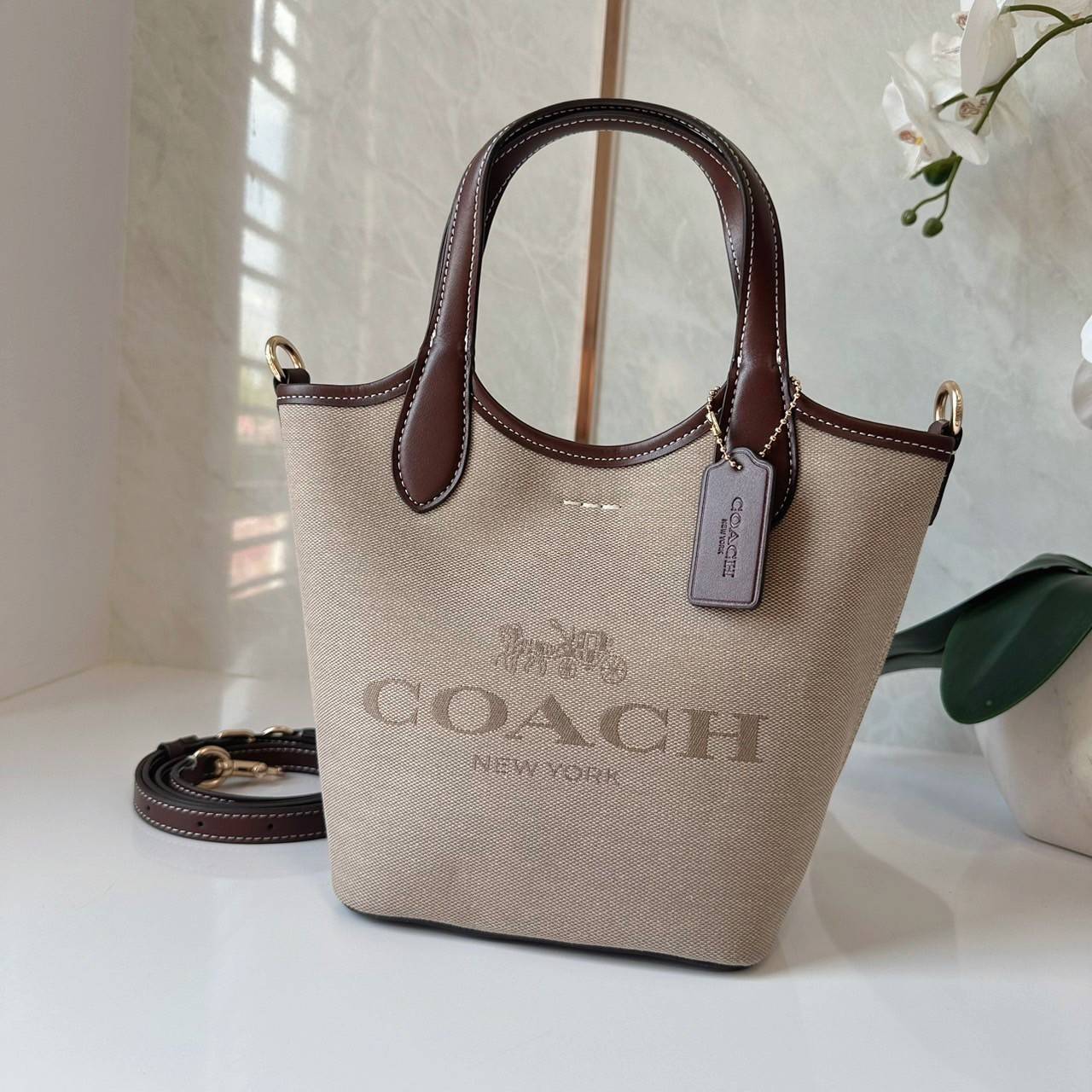 พร้อมส่ง 5 สี COACH HANNA BUCKET BAG กระเป๋าถือ/สะพายข้างทรงบักเก็ตรุ่นใหม่ดีไซน์เก๋น่ารัก เกรดท็อปออริ เกรดดีสุด สลับแท้ 1:1 ใช้ต่างประเทศได้