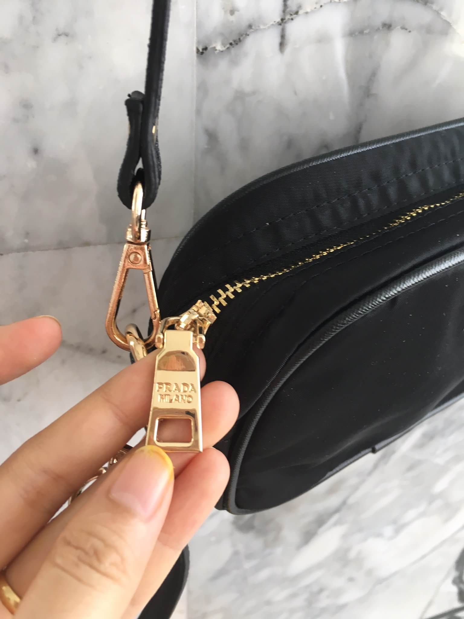 งานพรีเมี่ยมกิ้ฟ จากเคาเตอร์ต่างประเทศคะ ได้ กระเป๋าclutch & shoulder bag จากแบรนด์ Prada มาค่า เป็นกระเป๋าผ้า ไนล่อน น้ำหนักเบา สวยหรู ตามแบบฉบับของแบรนด์เลย ตัวกระเป๋าขนาดกำลังดี ใส่มือถือได้ทุกรุ่น สามารถเก็บสายถือเป็นคลัชออกงานได้คะ หรือ สะพายข้างได้ 