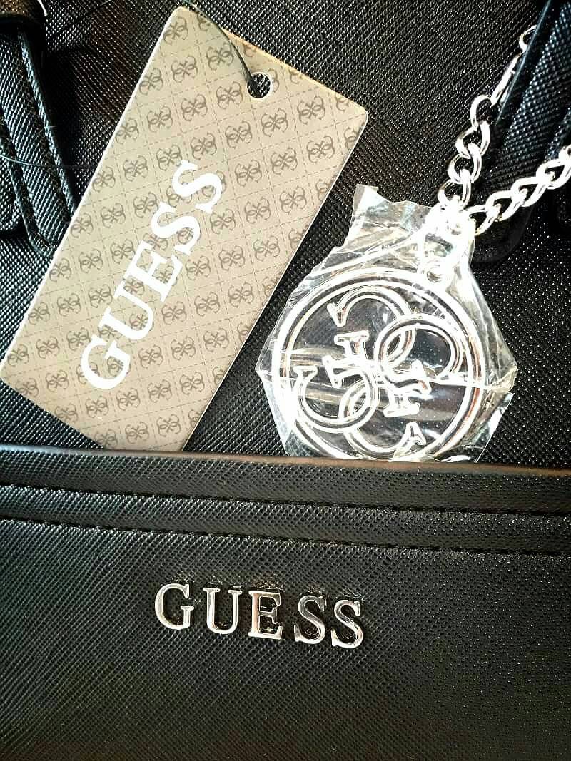 GUESS SAFFIANO MINI CROSS BODY BAG Best aellwr กระเป๋าถือหรือสะพายรุ่นยอดนิยมจาก GUESS หนัง Saffiano สวยอยู่ทรงสไตล์ PRADA ขนาดกำลังดี เบา ด้านหน้าประดับ logo brand มาพร้อมพวงกุญแจแบรนด์ห้อยที่หูกระเป๋า ถอดเเยกใช้ได้ เปิดปิดด้วยซิปสะดวกใช้ ภายในมี โลโก้ ช