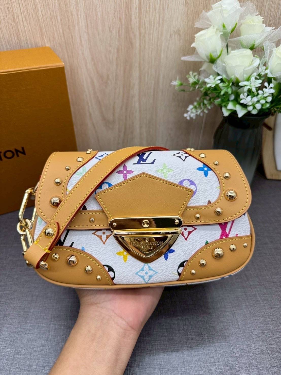 ORI หนังแท้ | Lv Marilyn White Multicolor Monogram Canvas Shoulder Bag กระเป๋าสะพายสไตล์วินเทจ ดีไซน์สีสันสดใสน่ารัก มีชีวิตชีวา โดดเด่นด้วยตัวล็อคด้านหน้าแบบกดขนาดใหญ่ จะถือแบบคล้องแขนหรือสะพายไหล่ก็ได้