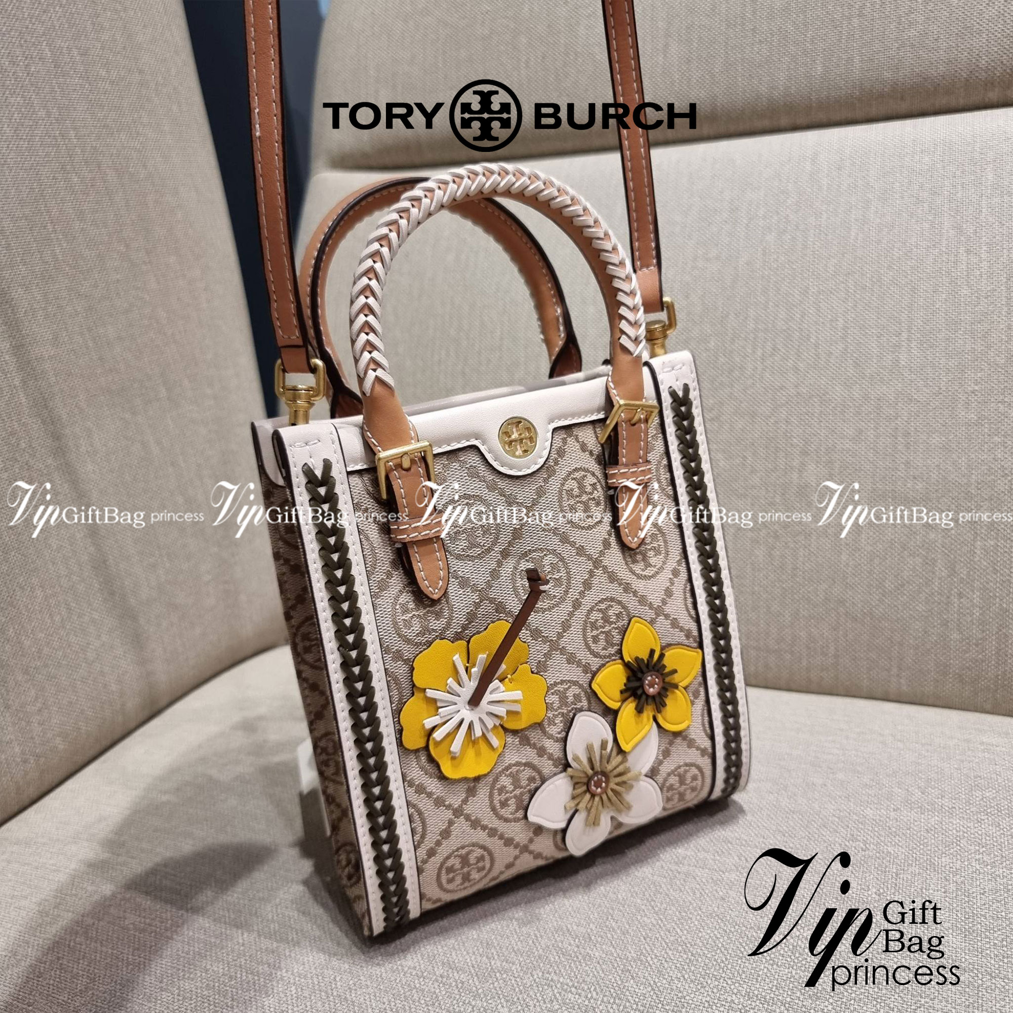 TORY BURCH T MONOGRAM BRAIDED MINI TOTE คอลเลคชั่นใหม่ พร้อมเสิร์ฟความสวยให้ถึงบ้าน!! รอบนี้จัดกระเป๋าทรงโท้ท ไซส์มินิมาให้สาวๆโดยเฉพาะ ดีไซน์ใหม่ล่าสุด สไตล์งานคราฟ มีลูกเล่นประดับดอกไม้กับตัวกระเป๋า วัสดุผ้า jacquard ตัดสลับหนังแท้ หูจับและขอบกระเป๋าตกแ