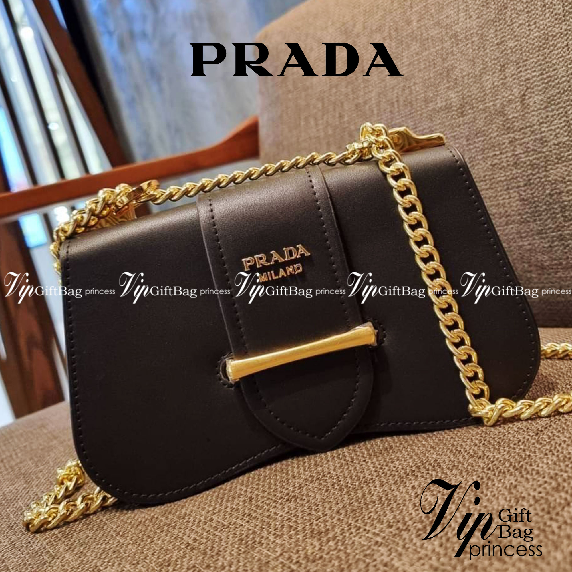 PRADA FRAGRANCE SHOULDER BAG WITH GWP ไอเท็มสุดโปรดที่ควรค่าแก่การครอบครองและเก็บสะสม กระเป๋าสะพายไหล่ สวยคม สีดำคลาสสิคตัดกับอะไหล่ทองเป็นอย่างดี วัสดุหนังแท้เต็มใบ เปิดปิดด้วยแถบหนังสอดในช่อง ใช้งานสะดวก พกพาง่าย ขนาดกำลังสวย สายสะพายในตัว สะพายได้หลากห