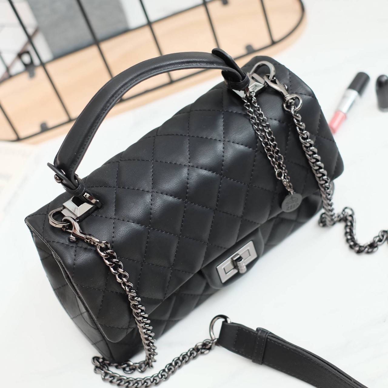 รุ่นขายดี KEEP รุ่น Coco chain handbag ✨ Collectionใหม่ตัวกระเป๋าผลิตจากหนัง Microfiber สวย ทนขึ้นกว่าเดิม การตัดเย็บ นิ่ม ฟู ตึง สวยอยู่ทรงตามแบบฉบับของแบรนด์ รุ่นใหม่ตัวนี้ปักลายตารางสวยหรู การเย็บประณีตทุกตาราง อะไหล่สีดำ เงา เกรดพรีเมี่ยม