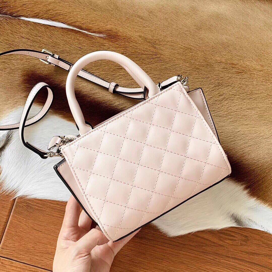 GUESS ELLIANA QUILTED MINI SATCHEL BAG กระเป๋าสะพายรุ่นยอดนิยม วัสดุ PU คุณภาพดี นิ่ม น้ำหนักเบาด้านหน้าประดับด้วยโลโก้แบรนด์สุดหรู เปิดปิดกระเป๋าด้วยซิปสะดวกใช้ ด้านในกว้างมีช่องซิปสำหรับใส่ของ ใส่มือถือได้ทุกรุ่น ซับในลายแบรนด์ สายสะพายหนังเลื่อนปรับระด