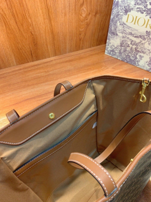 พรีเมี่ยมกิ๊ฟแท้ 100% 】CELINE SHOPPING BAG VIP GIFT WITH PURCHASE (GWP) กระเป๋าสะพายพรีเมี่ยมกิ๊ฟ Limited จาก CELINE HAUTEPARFUME DUTY FREE วัสดุ TRIOMPHE CANVAS หนังสวยอยู่ทรงกันน้ำในดีไซน์ทรง TOTE สวยหรูคลาสสิคไม่มีเอ้าท์