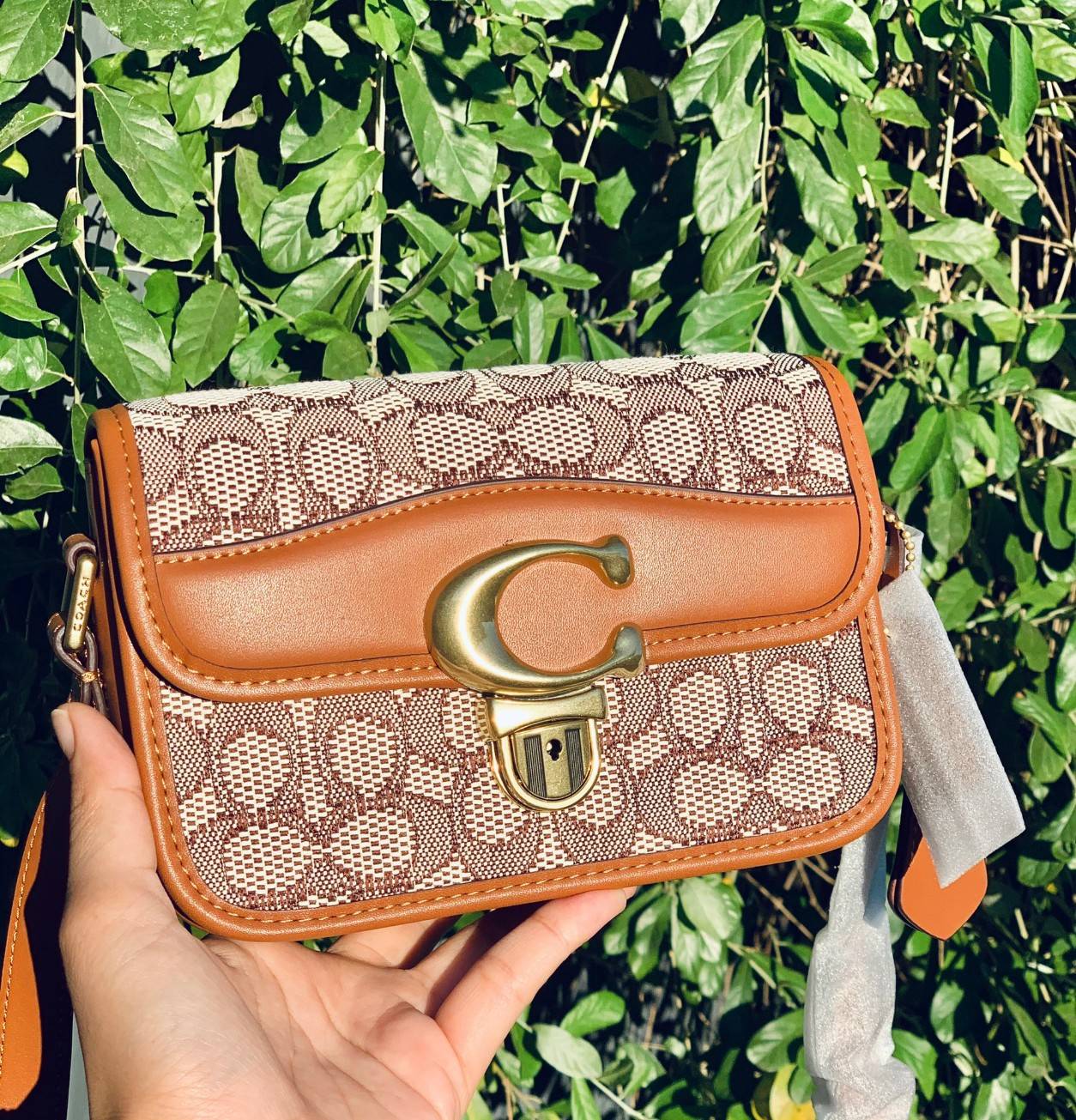 COACH STUDIO SHOULDER BAG 19 IN SIGNATURE JACQUARD ((C7937)) พร้อมส่งที่ไทย ยังไงต้องมีแล้วล่ะสาวๆๆ กระเป๋าสะพายแบบครอสบอดี้ร์ วัสดุJacquard ทอลายแบรนด์+หนังแท้ ได้ลงตัว ลุคคลาสสิค ดูดีมากๆค่ะ ด้านหน้าประดับด้วยโลหะโลโก้แบรนด์ตัวใหญ่ หรู พร้อมที่เปิดปิดแบ