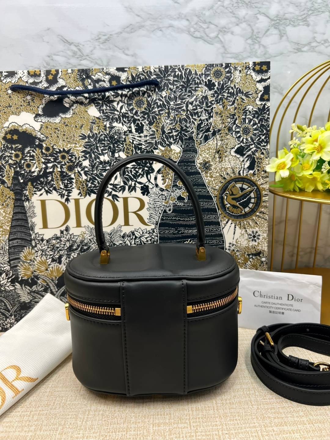 Small Dior CD Signature Vanity Case / Dior vanity 16cm กระเป๋าทรงกล่องใบเล็กกะทัดรัด ดีไซน์สวยโดดเด่น มีหูจับในตัว ภายในเป็นช่องโล่งสำหรับจัดเก็บสิ่งของเล็กน้อย เป็นอีกหนึ่งไอเท็มที่ไม่อยากให้พลาดเลยน้า
