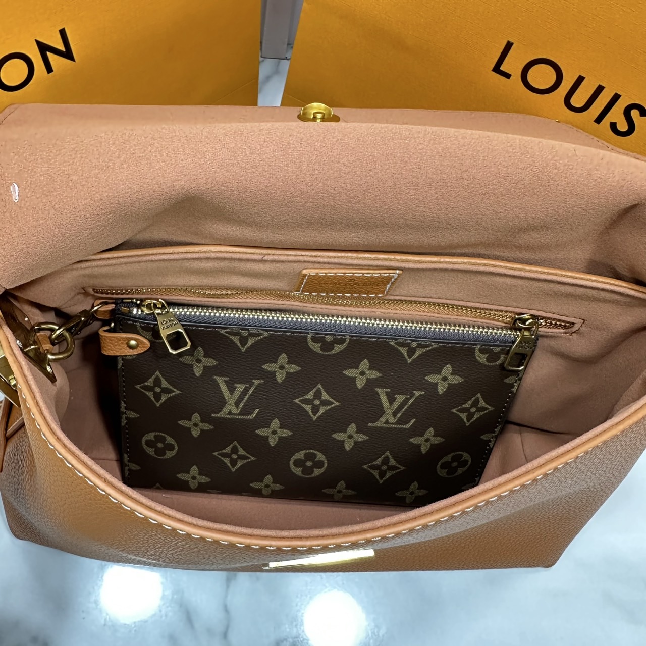 ORI หนังแท้ | LV Low Key Messenger Bag กระเป๋าสะพายทรงแมสเซ็นเจอร์ รูปทรงใหม่ สไตล์เรียบง่ายแต่หรูหรา ตกแต่งด้วยแม่กุญแจสีทองวินเทจ พร้อมใบลูกลายโมโนแกรมเพิ่มฟังชั่นการใช้งาน
