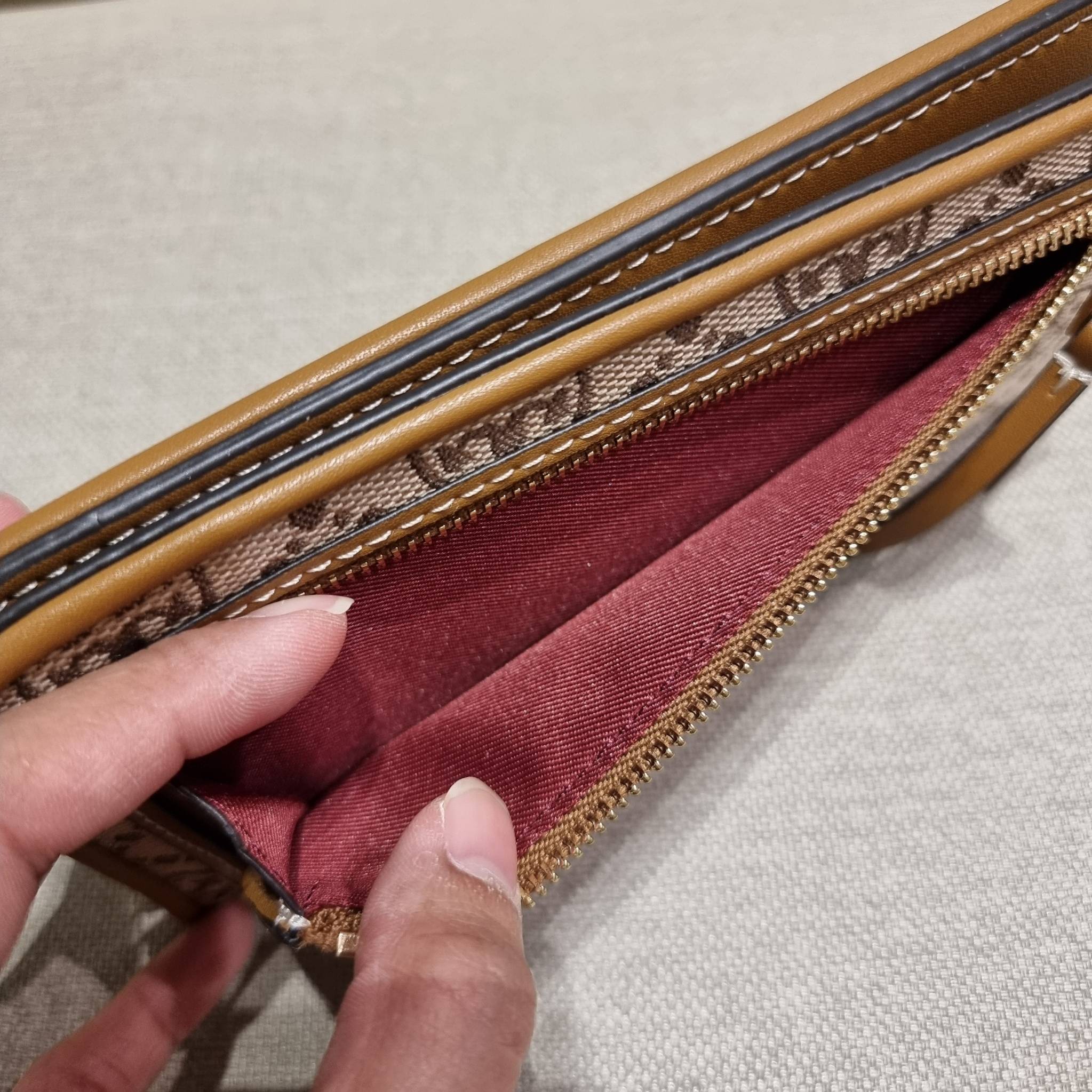 TORY BURCH T MONOGRAM JACQUARD SLIM WALLET ของดีมีให้ที่นี่แบบจัดเต็ม กระเป๋าสตางค์ใบยาว รุ่นสลิม สวยหรู ขนาดกำลังเหมาะมือ ถือแล้วขับผิว วัสดุผ้า jacquard ตัดสลับหนังแท้ ภายในสวยคมม้าก!! มีช่องใส่บัตรได้แบบเน้นๆ และช่องใส่ธนบัตรได้ ด้านหลังมีช่องซิปอีกหนึ