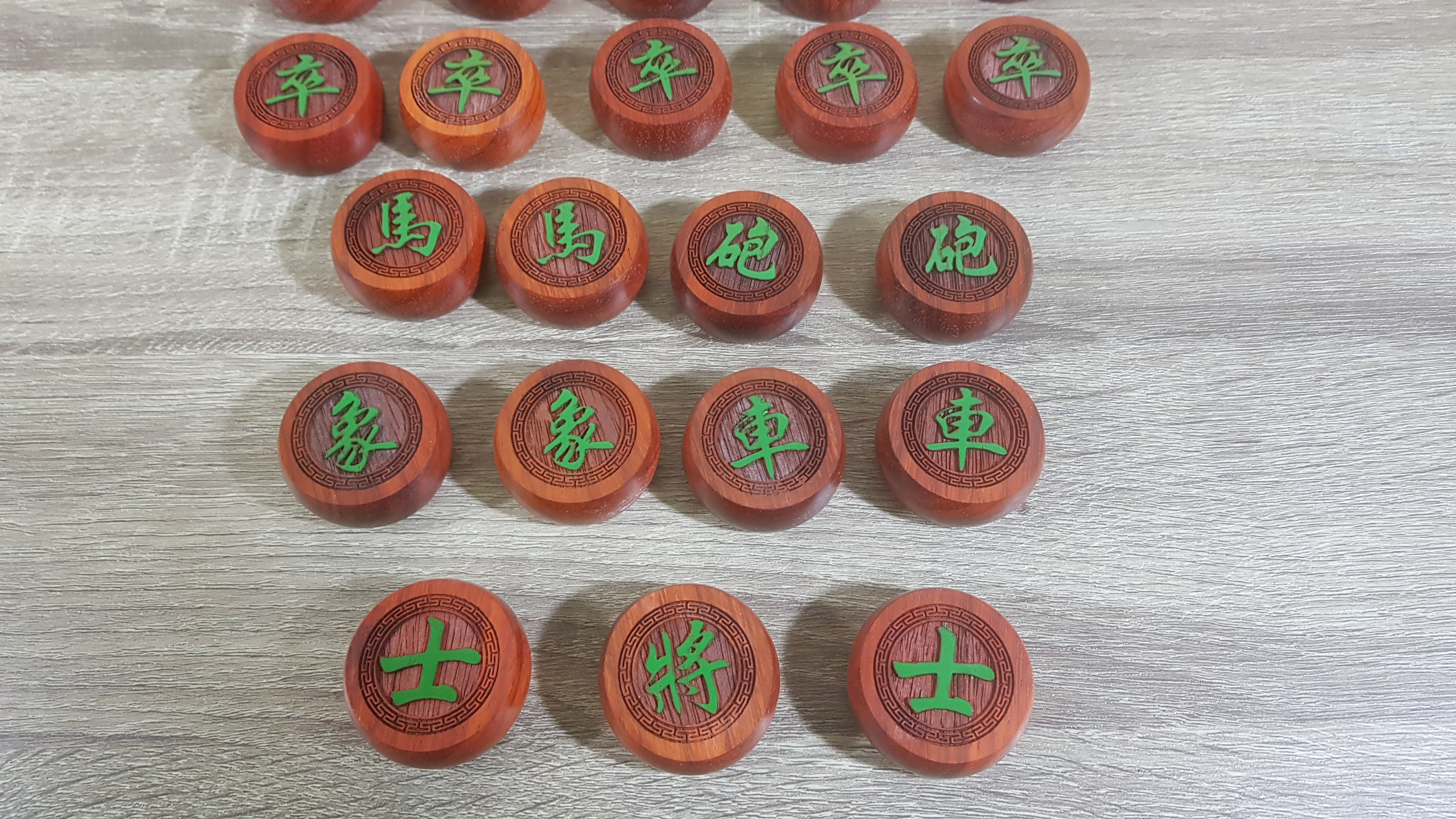 ชุดหมากรุกจีนตัวไม้จันแดงพร้อมกระดานผ้าหนังPVC