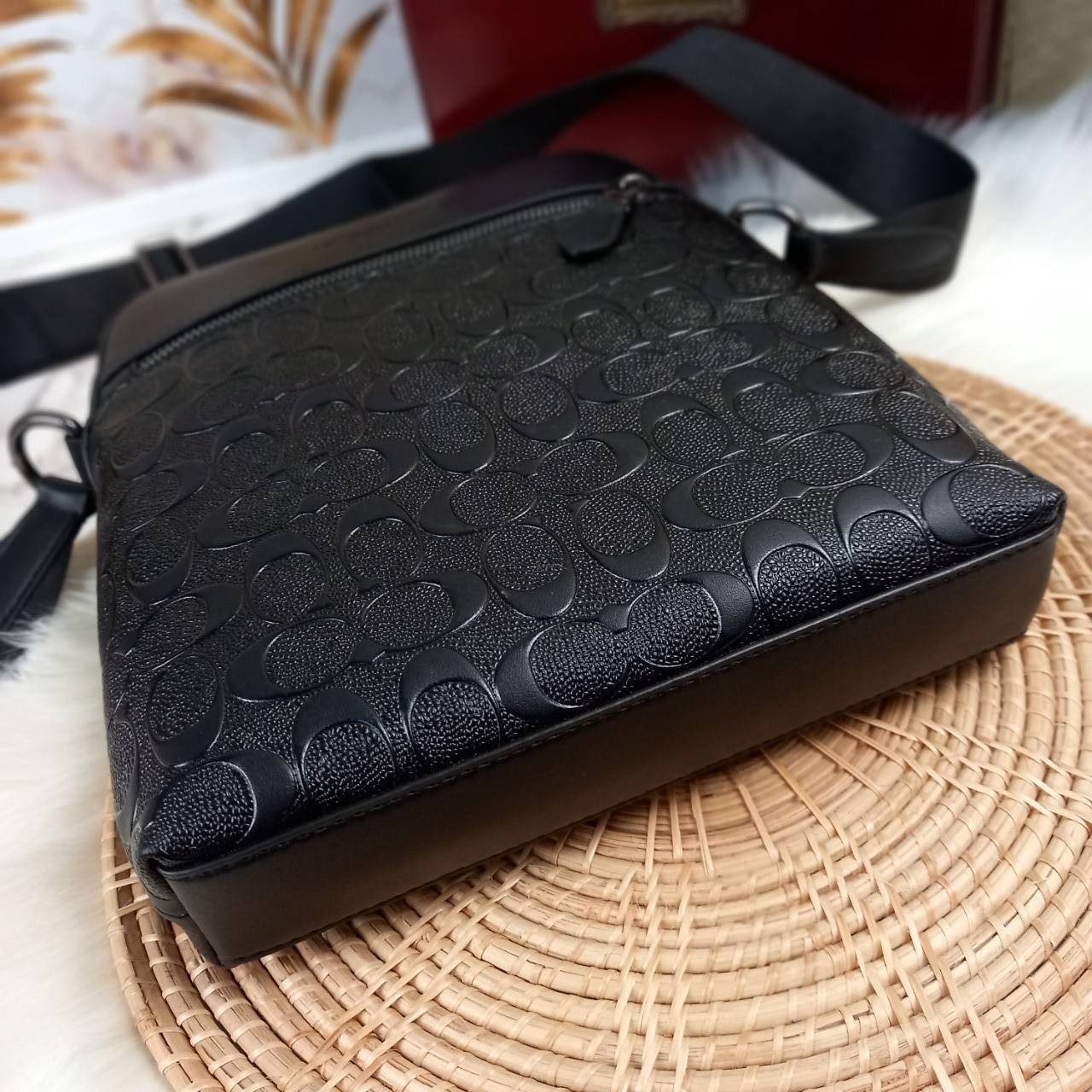 COACH HOUSTON FLIGHT BAG IN SIGNATURE LEATHER (COACH F73338) กระเป๋าสะพาย ลวดลาย C นูน SIGNATURE ที่ดูโดดเด่นมาก// วัสดุหนังแท้ทั้งใบ อยู่ทรงสวย// ด้านในโล่งกว้าง จุของได้เยอะ ด้านหน้ามีอีกช่องซิบไว้เก็บของสำคัญได้อย่างเป็นสัดส่วน ลงตัว เปิด-ปิด ด้วยซิบ/ 