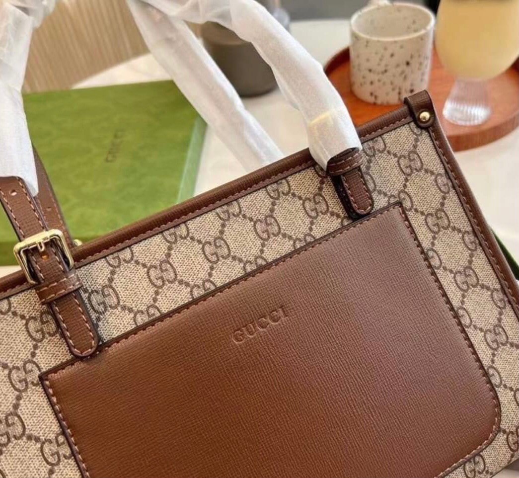 GUCCI TOTE BAG / GUCCI Shopping Bag กระเป๋าสะพายไหล่ทรง tote หูยาว ซิปบน มาพร้อมสายสะพายยาวถอดได้ ด้านในมีช่องซิปเล็กงานปั๊มแบรนด์ทุกจุด ตัวจริงสวยน่าใช้มากค่ะ
