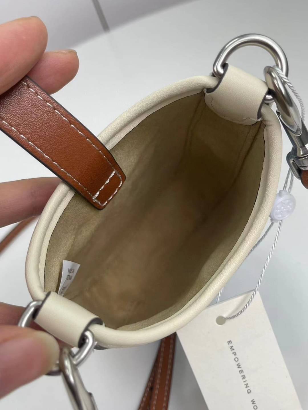 Tory Burch T Monogram Phone Crossbody / Tory Phone Bag พร้อมส่ง กระเป๋าใส่โทรศัพท์ สวยคม ด้านหลังมีช่องใส่บัตร