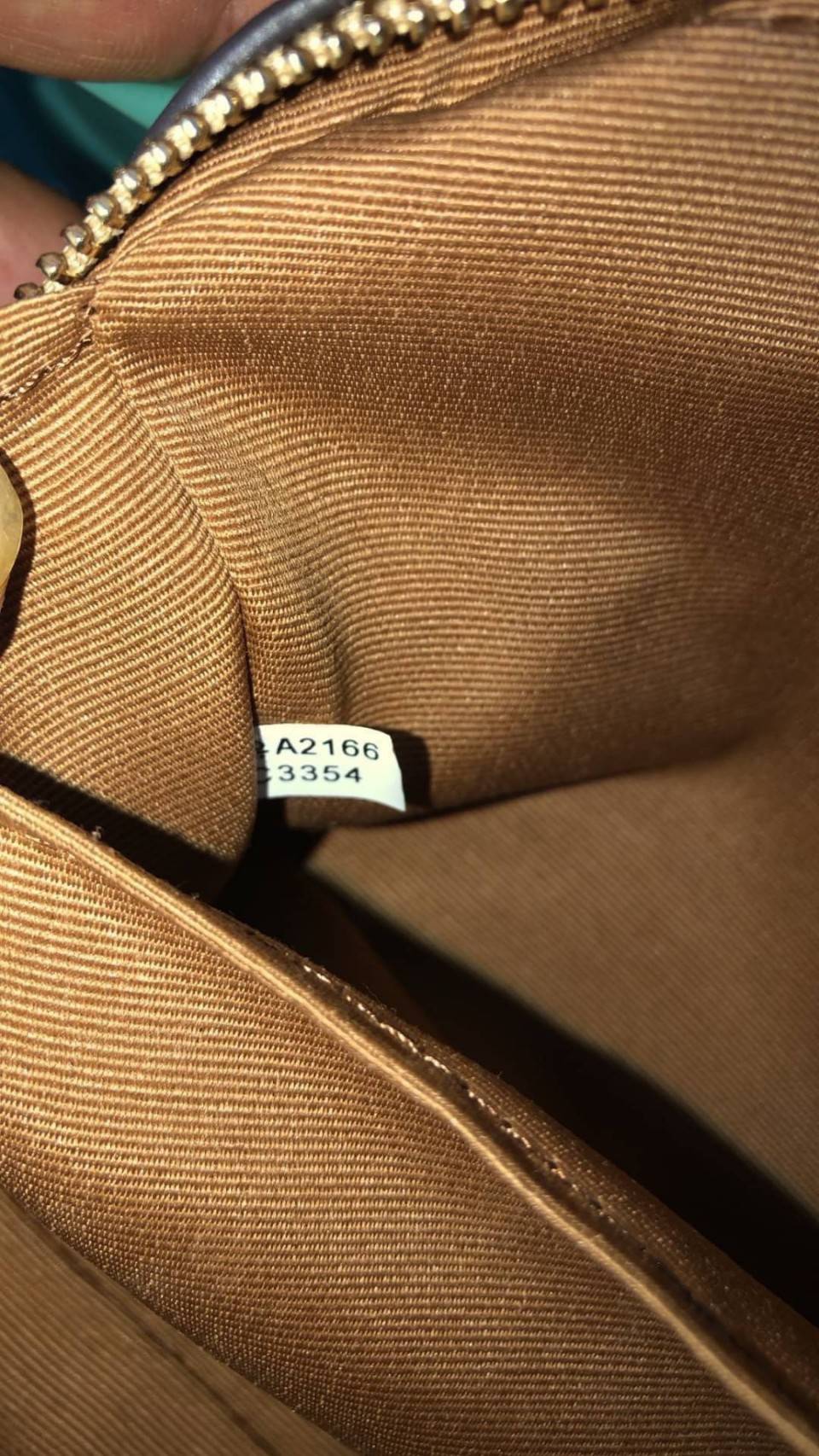 COACH C3354 MINI CAMERA BAG IN SIGNATURE CANVAS WITH DAISY PRINT คอลเลคชั่นใหม่ เอาใจสายหวาน!! กระเป๋าสะพายข้างไซส์มินิ ทรงสวยกำลังดี ดีไซน์ตกแต่งลายดอกเดซี่ คิ้วท์แบบไม่มีใครเกินแน่นอน วัสดุหนังแคนวาสเคลือบลาย เปิด-ปิดด้วยซิป สายสะพายปรับได้ตามตัว ภายในม