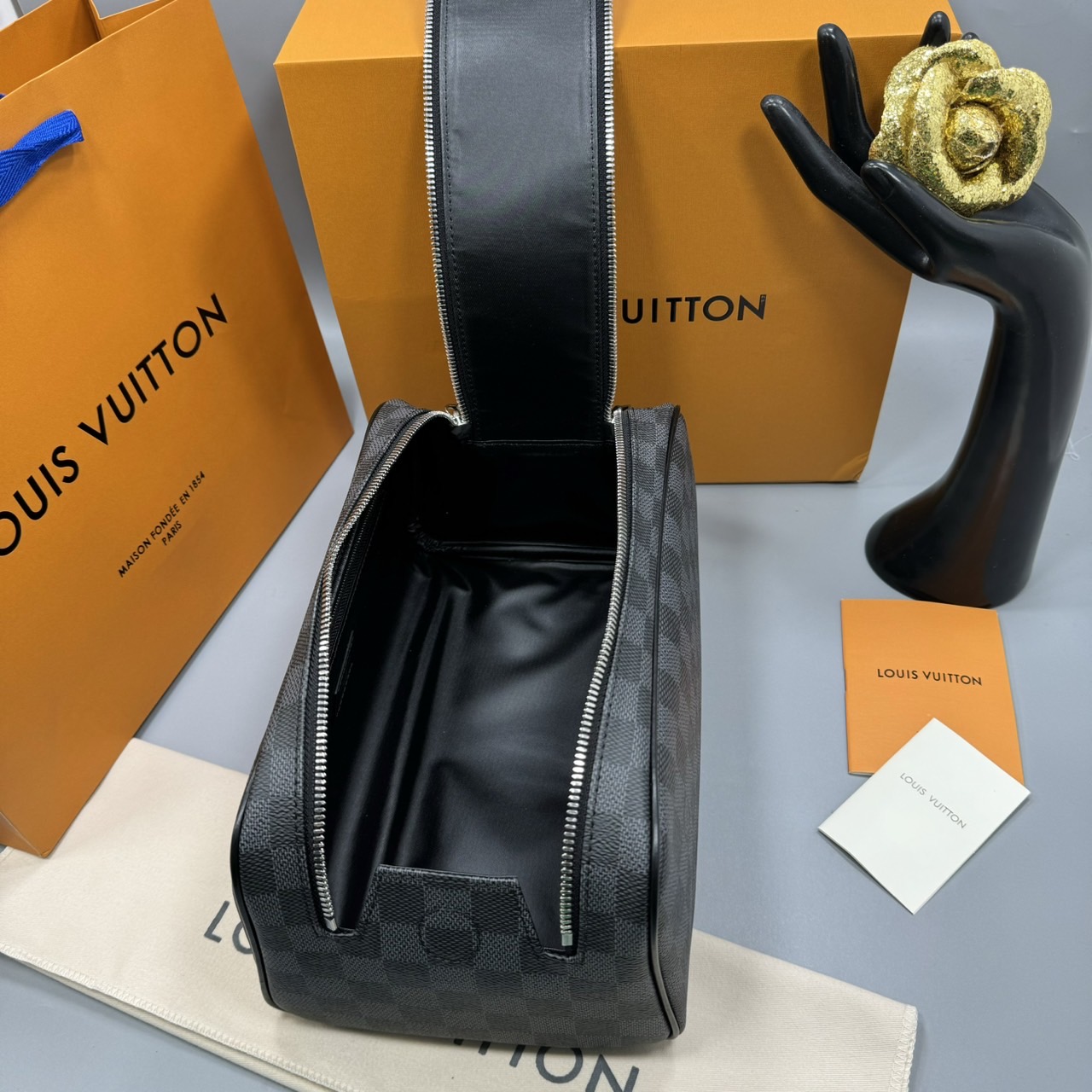 LV Clutch LV Dopp Kit Toilet Pouch Monogram / Damier Graphite Canvas กระเป๋าถือทรงพอชหรือคลัช เกรดออริ ท็อป 1:1 เกรดดีสุด แคนวาสแท้สวย ใช้งานต่างประเทศได้