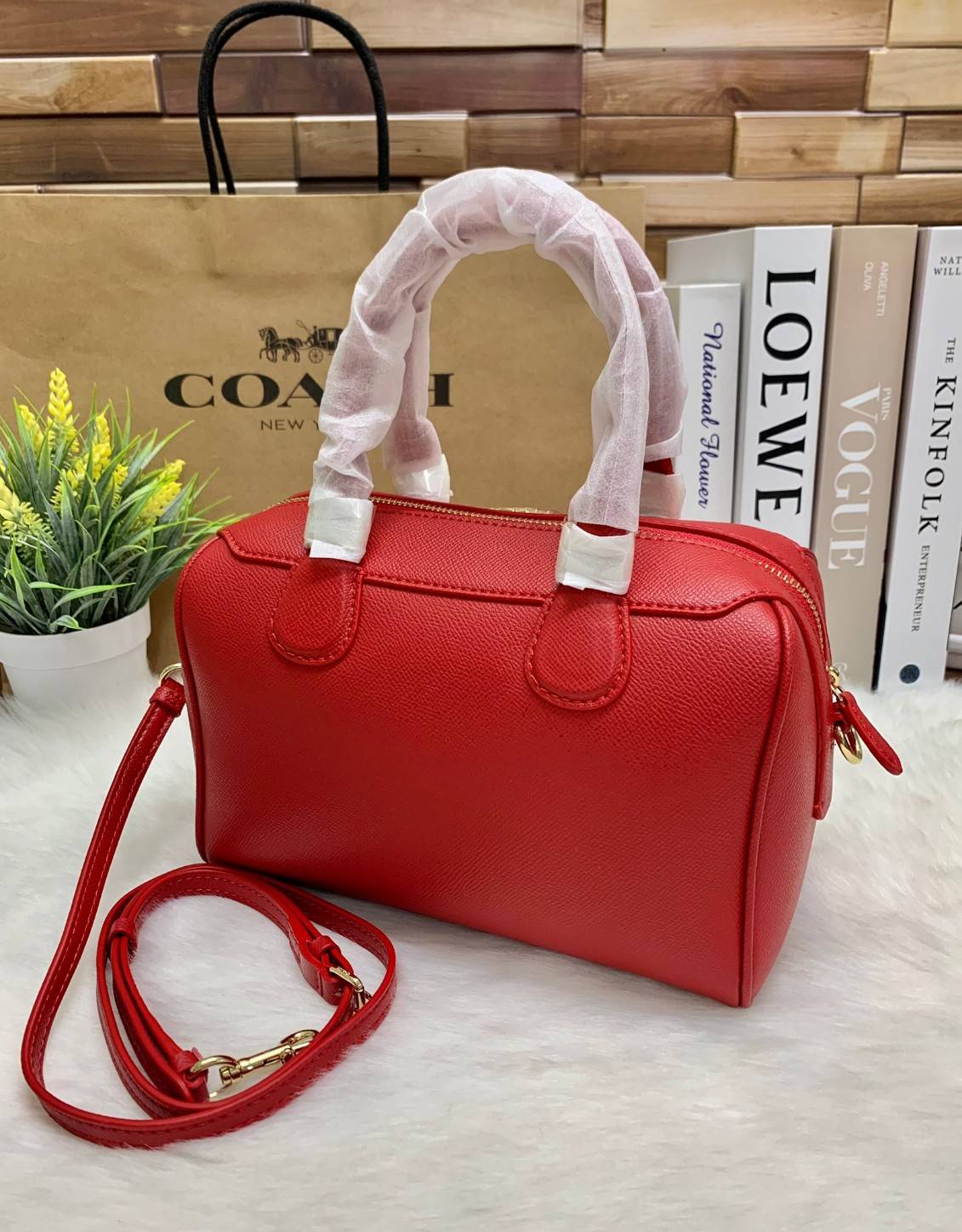 รุ่นอะไหล่ทองเข้าแล้วจ้าา ห้ามพลาดค่ะ Coach Bennett Boston Bag in Crossgrain Leather ((32202)) พร้อมส่ง รุ่นที่สาวๆหลายๆคนถามถึงกันค่า! กระเป๋าทรงหมอน หนังแท้ ลายหนังสวยมากค่ะ ไม่ว่ายุคไหนๆก็สวย ดูดี ทรงฮิตในตำนานค่ะ ✔️อะไหล่ทองหรูสวย เปิดปิดกระเป๋