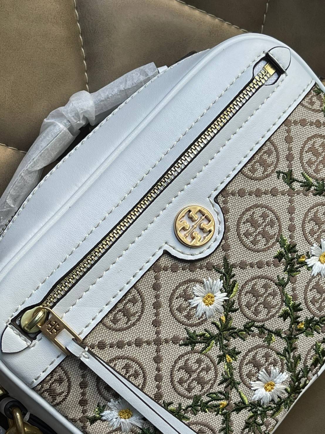 ของแท้ 💯% 】TORY BURCH T MONOGRAM JACQUARD CAMERA BAG การออกแบบที่เรียบง่าย แต่ยังคงความหรูหราเอาไว้ โดดเด่นด้วยลวดลาย T Monogram ซึ่งสามารถบ่งบอกความเป็นตัวตนของแบรนด์ได้อย่างชัดเจน