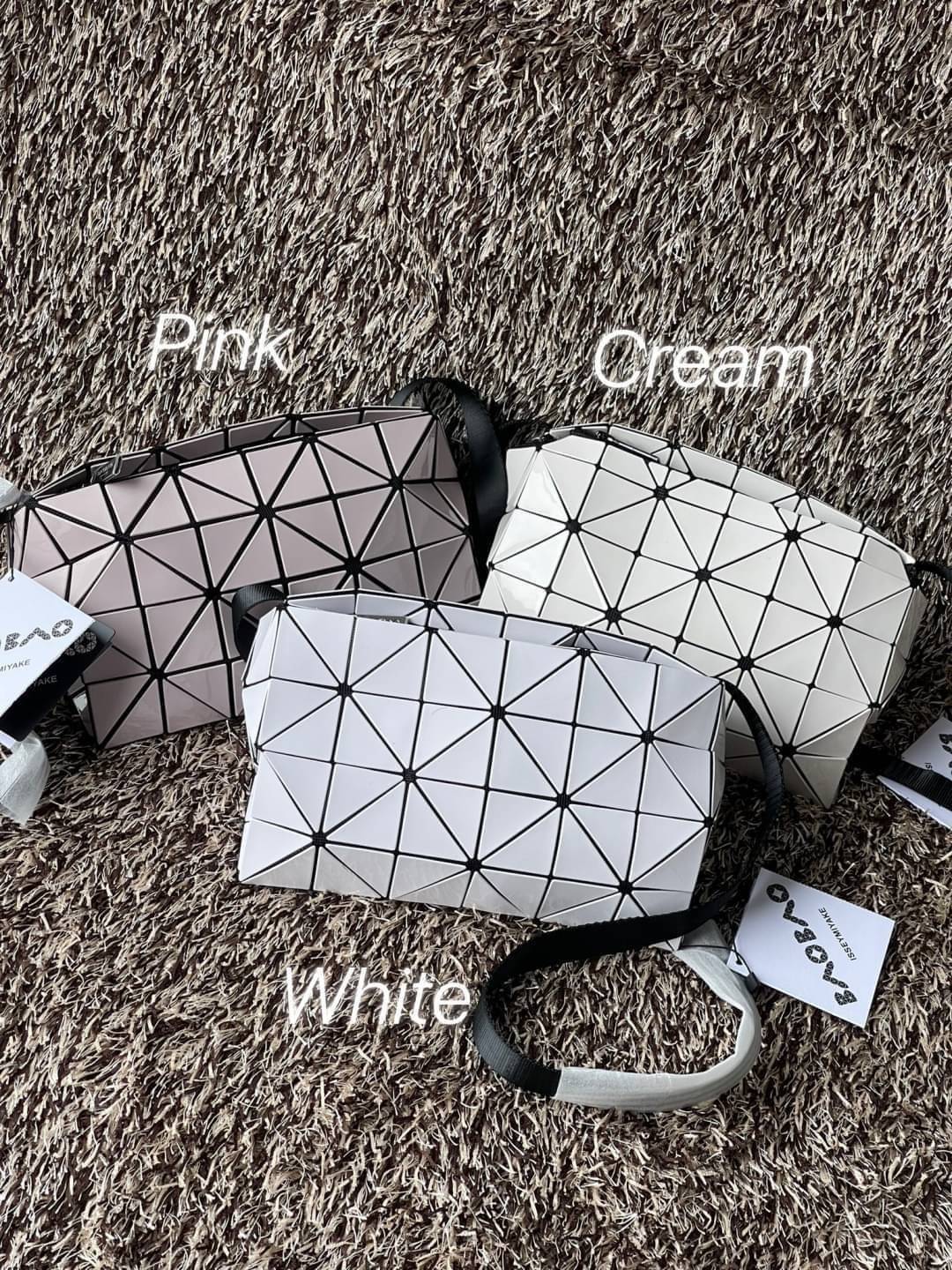 BAOBAO Issey Miyake CARTON GLOSS SHOULDER BAG มาในไซส์ขนาดกะทัดรัด โดดเด่นด้วยดีไซน์อันเป็นเอกลักษณ์ของแบรนด์ ที่สำคัญน้ำหนักเบา