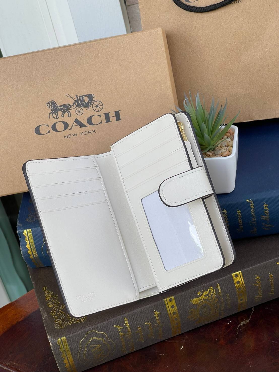 COACH MEDIUM CORNER ZIP WALLET IN SIGNATURE CANVAS กระเป๋าสตางค์ขนาดกลางที่ถือว่าเป็นไอเทม Must Have ของทุกเพศทุกวัยที่ต้องพกติดตัวไว้ตลอดเวลา เพราะนอกจากจะช่วยจัดเก็บเงิน บัตรประชาชน บัตรเครดิตและต่าง ๆ ให้เป็นระเบียบเรียบร้อยยังต้องคำนึงถึงประโยชน์ใช้สอ