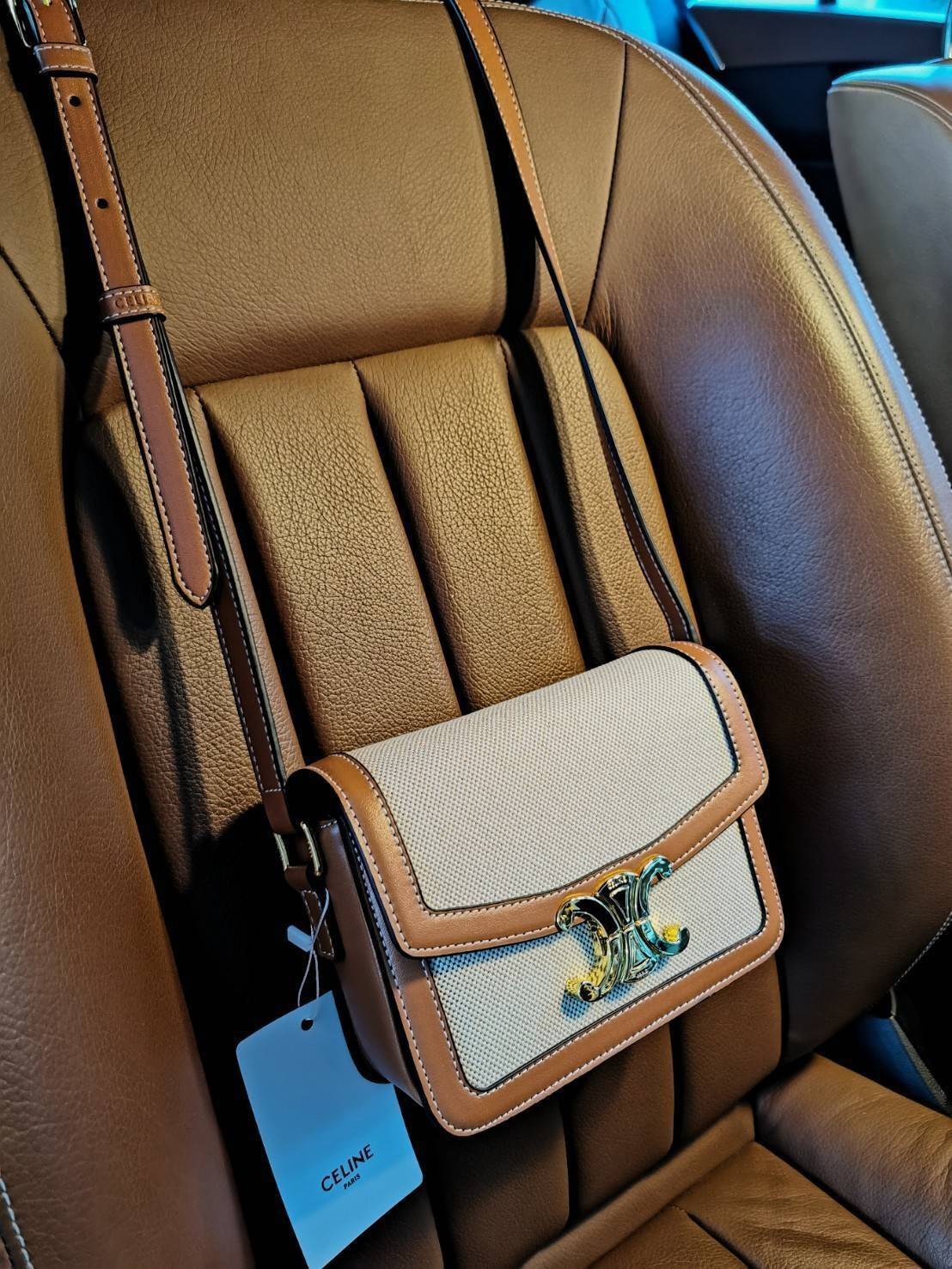CELINE TRIOMPHE CROSSBODY BAG VIP GIFT WITH PURCHASE-GWP พรีเมี่ยมกิ๊ฟ Limited Edition จาก CELINE PERFUME DUTY FREE COUNTER วัสดุ TRIOMPHE CANVAS & LEATHER ทรงเหลี่ยมหนังสวยหรูอยู่ทรงเปิดปิดด้วยฝาปิดโลโก้แบรนด์อะไหล่ทอง