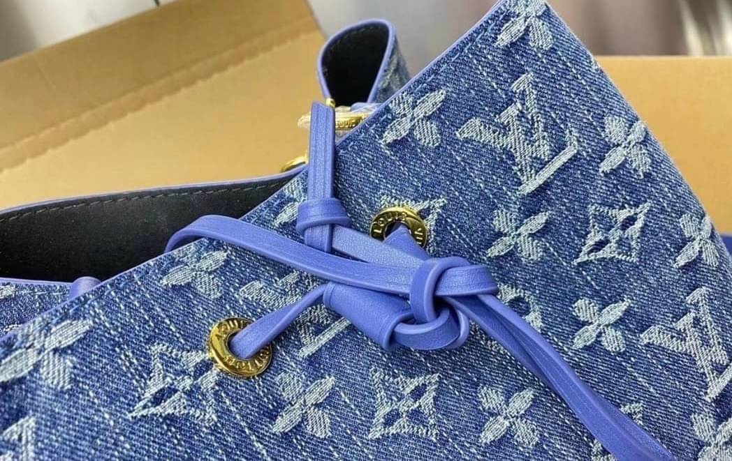 Louis Vuitton Blue Monogram / LV Denim Bucket Bag กระเป๋าทรงบัคเก็ต แบบมีหูรูดทำมาจากหนังแคนวาสโมโนแกรม ที่มีขอบหนังตัดกัน ที่จับหนังที่พกพาสะดวก พร้อมสายสะพาย 2 เส้น สายสปอร์ต และสายหนัง พร้อมส่งที่ไทย