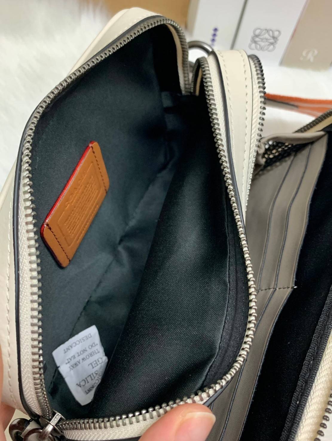 COACH CHARTER CROSS BODY IN SIANATURE JACQUARD((C3780)) 💋พร้อมส่ง สินค้าออกใหม่ ไม่มียังไงไหว!! ✔️กระเป๋าสะพายครอสบอดี้ร์ หรือสามารถสอดมือตรงหนังด้านหน้าถือแบบเก๋ๆได้ด้วยค่าา วัสดุJacquardทอบายแบรนด์อย่างดี ผสมหนังแท้ ได้ลงตัวสวยงาม น่าใช้