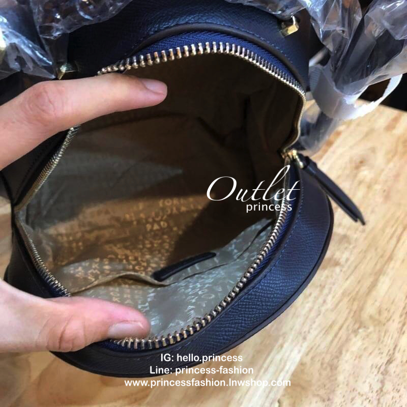 kate spade (spades) Back pack กระเป๋าเป้สะพายหลัง วัสดุหนังpu อยู่ทรง น้ำหนักเบา ใส่ของได้เยอะ ขนาดกำลังดีไม่ใหญ่จนเกินไป ภายในซับด้วยผ้าลายแบรนด์ มีสายสั้นสำหรับถือ สายสะพายยาวปรับได้ 5 ระดับ