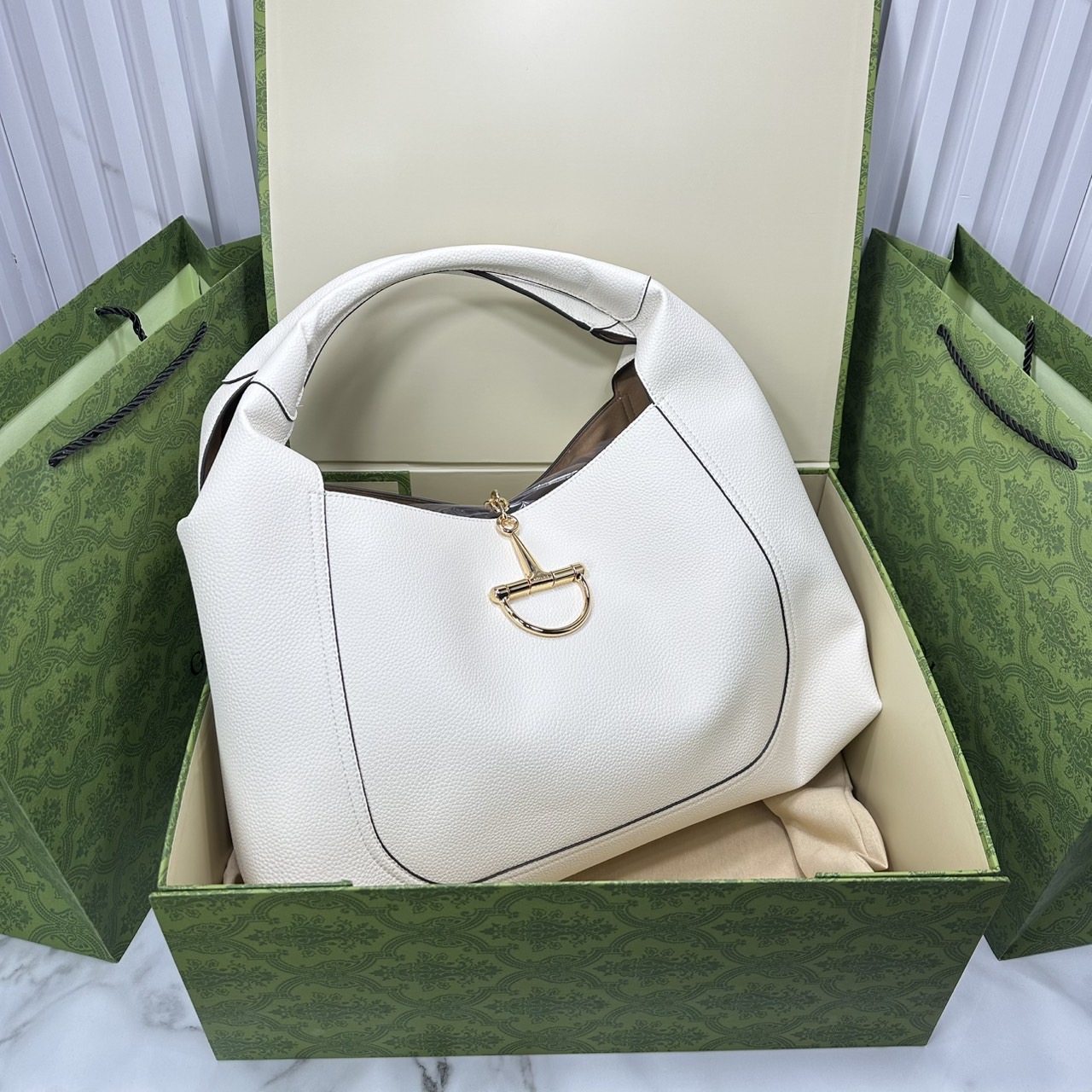 Gucci Softbit maxi shoulder bag โฉมใหม่ล่าสุด กับกระเป๋าสะพายรูปทรงใหม่เรียบหรูด้วยหนังลายเกรน ใบใหญ่จุใจพร้อมใบลูกเข้าเซ็ท ตกแต่งอะไหล่ Horsebit ครึ่งรูปขนาดใหญ่ด้านหน้าสวยหรูโดดเด่น สวยผู้ดี ดารา เซเลปใช้กันเพียบ