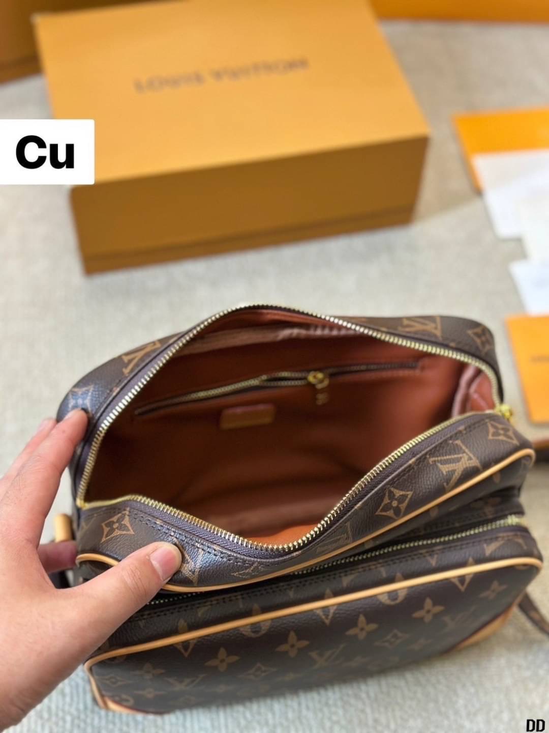 LV Nile Crossbody Monogram Canvas Bag กระเป๋าทรงแมสเซ็นเจอร์วินเทจใบใหญ่ unisex bag ใช้ได้ทั้งชายหญิง จุของได้เยอะ พิมพ์ลายโมโนแกรมคมชัดสวยงาม