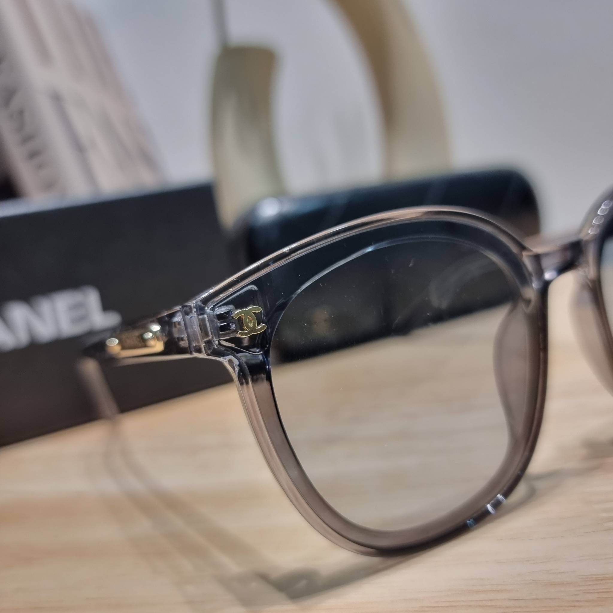 Chanel eye-glasses UV protection gift Box set สุดคุ้ม มาพร้อมอุปกรณ์ครบเซ็ท ดีไซน์ชิคมากแม่!! รับรองไม่ซ้ำใคร ใส่เสริมโหงวเฮ้ง ดูผู้ดี มีพกติดตัวไว้ไม่ตกเทรนด์ ใช้ได้ทุกโอกาส ทุกสถานการณ์ ใส่ที่บ้านถนอมสายตา