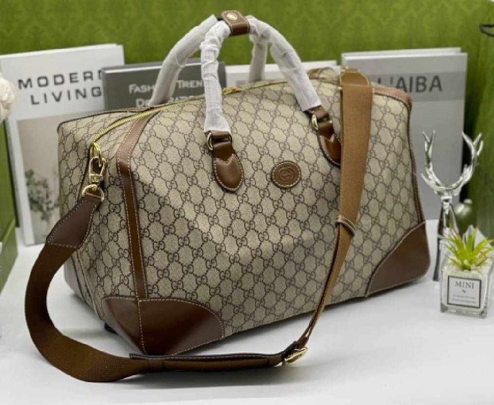 GUCCI Duffle bag with Interlocking G เกรดออริจินอล กระเป๋าใบใหญ่จุใจ 16" ใส่สัมภาระขึ้นเครื่องเดินทางได้ ใส่เสื้อผ้า รองเท้า เอกสาร A4 iPad Notebookได้ หูจับแข็งแรง สายสะพายยาวถอดออกได้ สะพายไหล่หรือ Crossbody ก็ดูดี ใช้ได้ทั้งชายหญิง ภาพถ่ายสินค้าจร