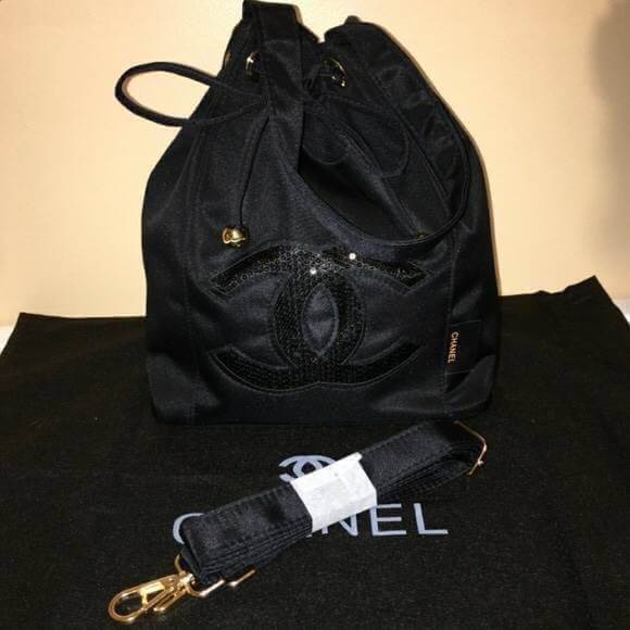 CHANEL New Black Sequins Bucket Bag กระเป๋าฟรีเมี่ยมชาแนลทรงขนมจีบหูรูด ปากกระเป๋าปิดด้วยแม่เหล็กดู ใช้แบบถือหรือสะพายข้างก็ได้ค่ะ ภายในมีช่องซิปเล็กไว้แยกเก็บของจุกจิก สายถอดออกและปรับระดับได้ค่ะ ผ้าสีดำปักเลื่อมโลโก้แบรนด์ สวยงามมากๆ ใช้ได้หลายโอกาส