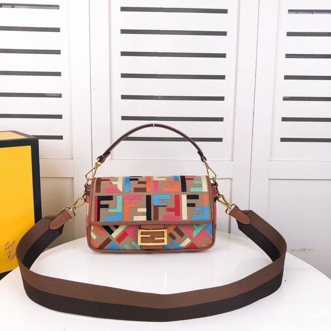หนังแท้ Fendi Baguette Multicolour bag in canvas with FF monogram medium กระเป๋าสะพายอันเป็นเอกลักษณ์ งานหนังแท้พร้อมทอลายนูน FF ที่มีการปักแบบทูโทน ตัดแต่งด้วยหนังและประดับด้วยตัวล็อค FF มาพร้อมสาย 2 แบบ สำหรับคล้องแขน และสายครอสบอดี้สีทูโทน ภายในเป็นช่อ
