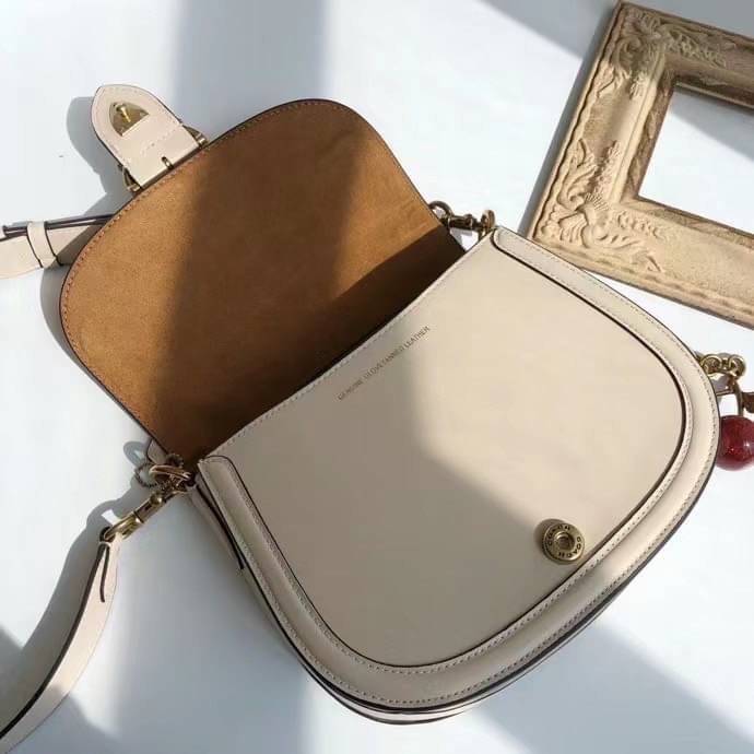 Coach Printed Coated Canvas And Glovetaanned เข้าเพิ่ม 4 แบบ มี 2สาย สายหนังและสายสปอร์ต สุดคุ้มเลยค่าา พร้อมส่งที่ไทยอีกครั้ง ฮอตฮิตไม่เลิกค่ะ ถามหากันเยอะมาก! กระเป๋าสะพายครอสบอดี้ร์ วัสดุหนังแท้ชั้นดีที่สุด! หนังสวย บวกกับอะไหล่แบรนด์ที่ดูเด่นคลาสสิคตร