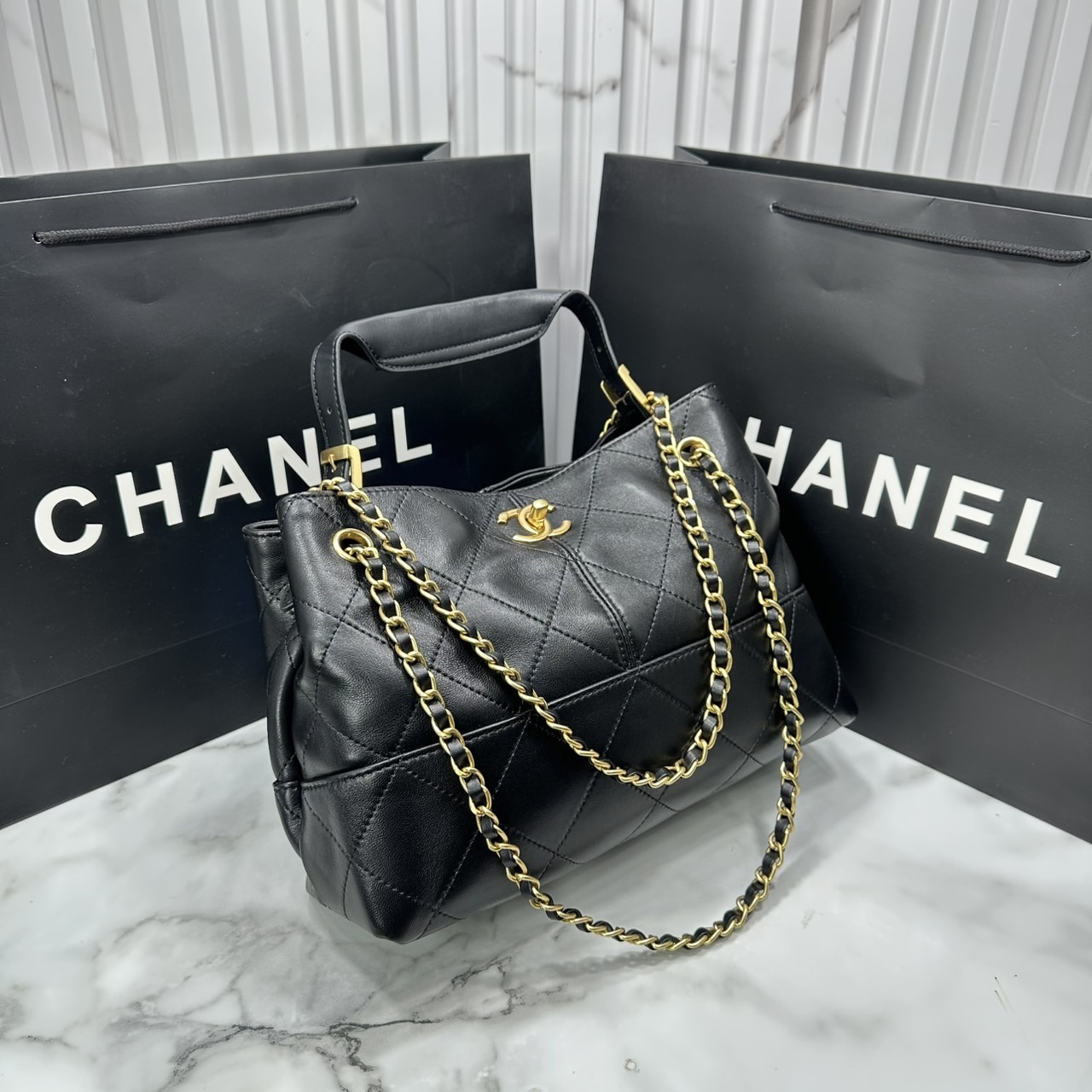 ORI หนังแท้ | CHANEL Shopping Bag 25A Suede Bag กระเป๋าช้อปปิ้งทรงโท้ทหนังกลับสีทูโทน ในคอล Métiers Dart 2024/25 ดีไซน์ใหม่หนังกำมะหยี่โทนน้ำตาล ใช้งานง่าย