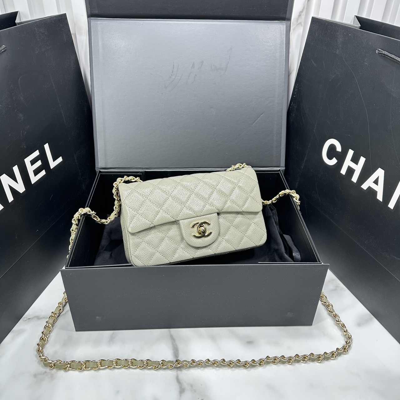 ORI หนังแท้ | CHANEL Classic 20cm shoulder bag กระเป๋าสะพายรุ่นยอดนิยม หรูหราระดับตำนาน สวยงามเหนือกาลเวลา