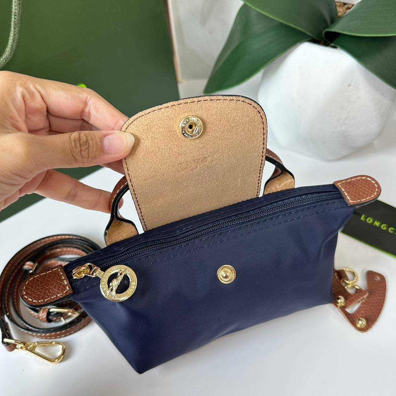 LONGCHAMP LE PLIAGE ORIGINAL Pouch with handle กระเป๋าใบเล็กขนาดกระทัดเหมาะกับใส่ของจำเป็นจุกจิก กันน้ำได้ พร้อมส่ง
