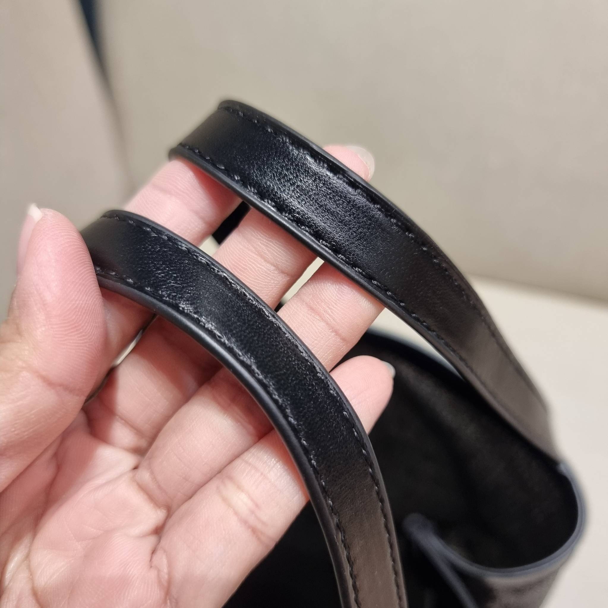 PRADA SMALL SEQUINED MESH TOTE BAG เอาใจสายแฟอีกครั้ง!! กระเป๋าทรงโท้ท ขนาดเล็ก ที่มีดีเทลฝีมือ ด้วยการเรียงร้อยแผ่นเลื่อมเป็นตาข่ายรอบใบ ตัดขอบด้วยหนังสังเคราะห์ พิเศษพร้อมใบลูกให้ด้วย ทรงใช้งานง่าย ภายในโล่งกว้าง ถือไปเรียน ไปเที่ยว ไปทำงาน พกพาง่ายสุดๆ