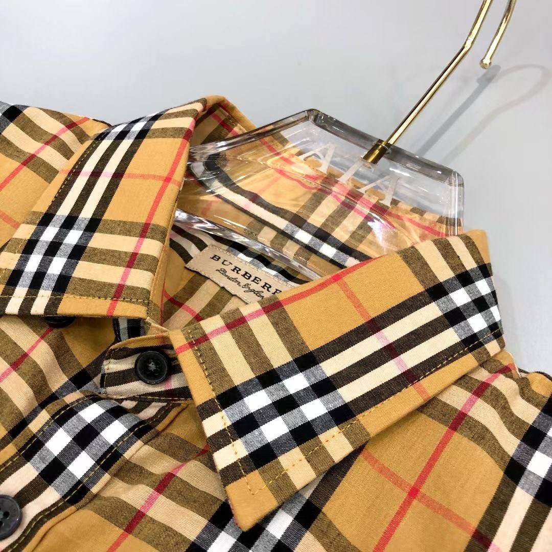 BURBERRY SHIRT / BURBERRY LONG SLEEVE VINTAGE CHECK SHIRT เสื้อเชิ้ตแขนยาวแบรนด์เบอเบอรี่ ลายสก็อตสุด classic เรียบหรู ดูดี ภูมิฐานมากๆค่ะ สินค้านำเข้าคุณภาพเทียบแท้ งานสวยเทพ เนื้อผ้าอย่างดี เป๊ะมาก รับประกันความพอใจเลยนะคะ ใส่เป็นเชิ้ตติดกระดุมเนี๊ยบๆ ห