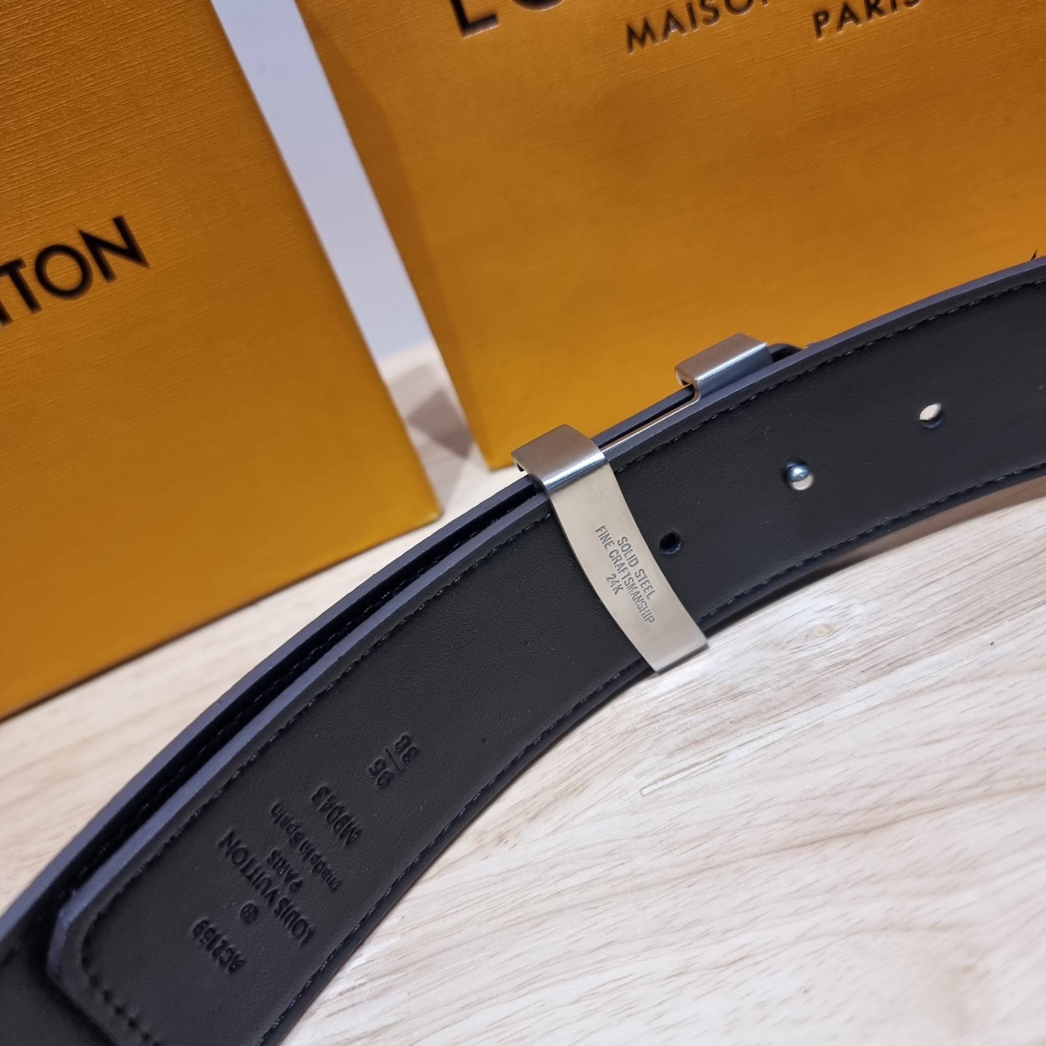 LV Belt Monogram / Silver- Gold เข็มขัดสุดคลาสสิค เรียบง่าย ผู้ดี เป็นซิกเนเจอร์ ด้วยดีไซน์ที่เป็นอมตะ หัวเข็มขัด solid steel อะไหล่ทองและอะไหล่เงินโดดเด่น