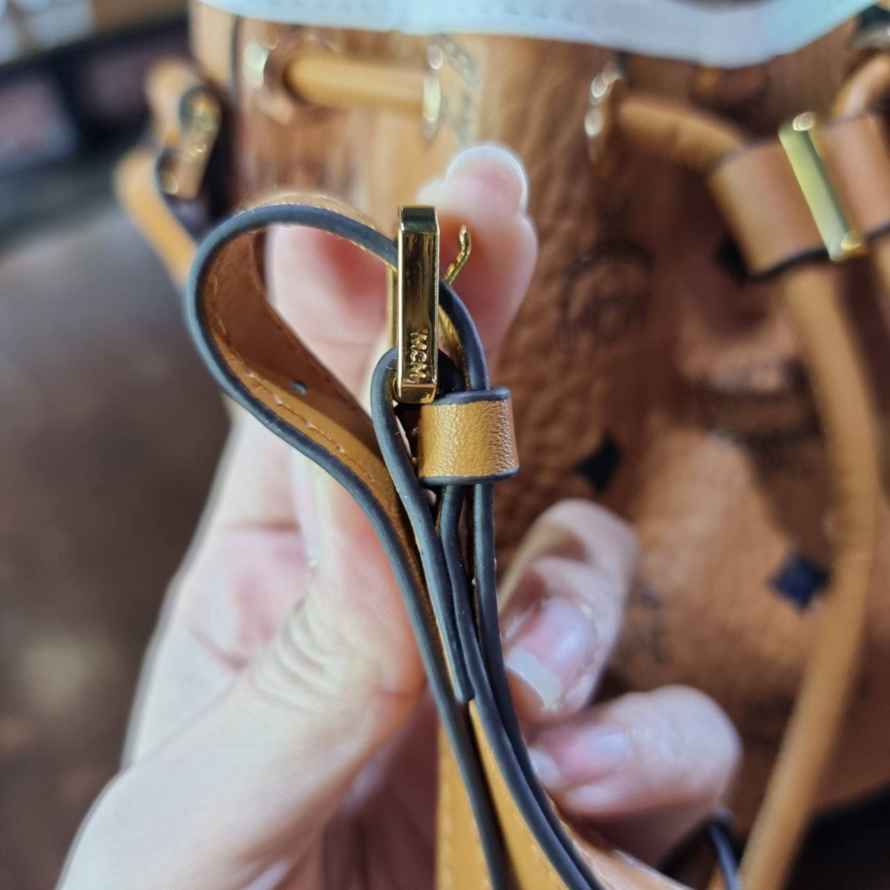 M.C.M ZOO RABBIT DRAWSTRING BAG IN VISETOS LEATHER MIX คอลเลคชั่นซูมาใหม่ ฮิตหนักมากที่เกาหลีและญี่ปุ่น ไอเท็มสุดคิ้วท์ น้องกระะต่ายโดดเด่น กระเป๋าสะพายทรง bucket ไซส์เล็กขนาดน่ารักน่าใช้ แฟชั่นสไตล์มากใบนี้ ดีไซน์น้องกระต่ายแอบในกระเป๋า และสามารถนำออกมาห